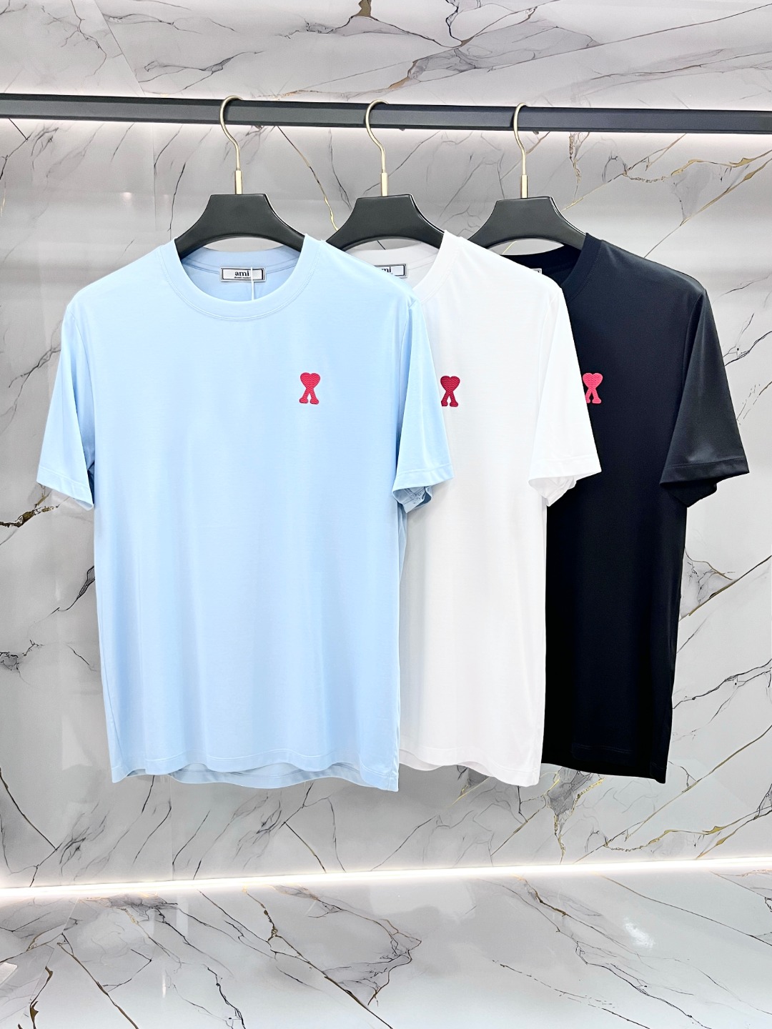 NO:827007,AMI's latest spring and summer new style, short-sleeved round neck T-shirt, high-end customized design, avant-garde and fashionable!  Brand logo heavy craftsmanship printing design. Comfortable to wear. Exquisite stitching. Fine workmanship. The upper body effect is incomparably handsome!  Size M-3XL,,T-shirt,tees,t-shirt,19860909AMI 春夏新款首发最新款短袖圆领T恤 高端订制 设计前卫时尚！品牌logo重工艺印花设计 .穿着舒适.级别精致车线.做工精细.上身效果无敌帅气！码数M-3XL,,T-shirt,tees，t-shirt,,Men's clothing