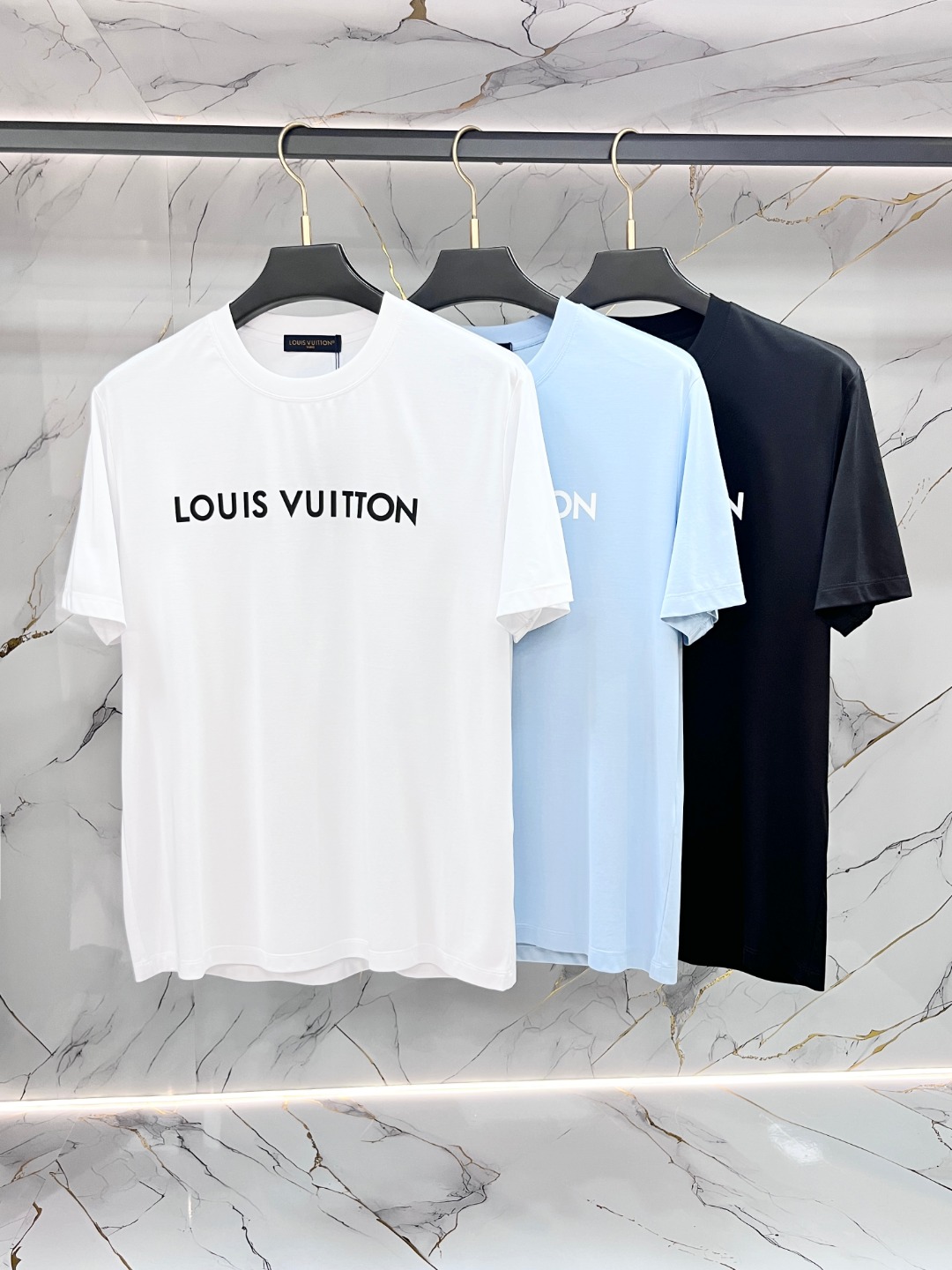 NO:847168,LV Louis Vuitton spring and summer new style debuts the latest short-sleeved round neck T-shirt, high-end customization, avant-garde and fashionable design!  Brand logo heavy craftsmanship printing design. Comfortable to wear. Exquisite stitching. Fine workmanship. The upper body effect is incomparably handsome!  Size M-3XL,,louis vuitton,louis vuitton,T-shirt,tees,t-shirt,19860909LV 路易威登 春夏新款首发最新款短袖圆领T恤 高端订制 设计前卫时尚！品牌logo重工艺印花设计 .穿着舒适.级别精致车线.做工精细.上身效果无敌帅气！码数M-3XL,,louis vuitton,louis vuitton,T-shirt,tees，t-shirt,,Men's clothing