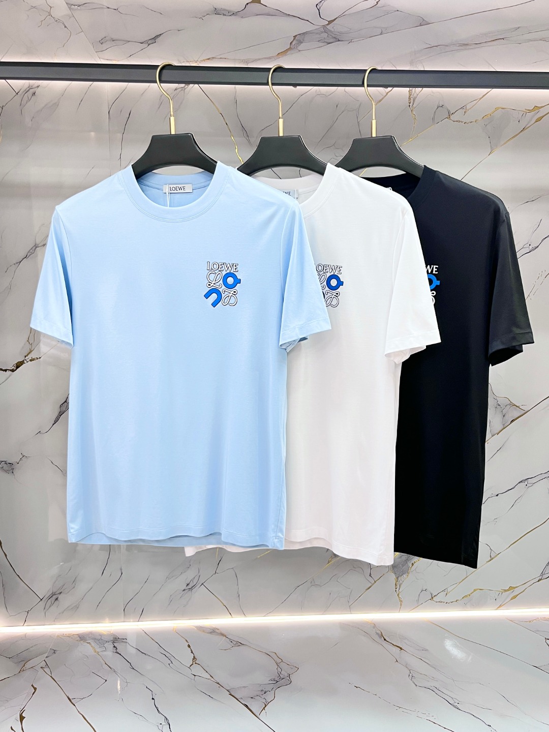 NO:847134,Loewe Luo Yiwei's new spring and summer new style debuts the latest short-sleeved round neck T-shirt, high-end custom design, avant-garde and fashionable!  Brand logo heavy craftsmanship printing design. Comfortable to wear. Exquisite stitching. Fine workmanship. The upper body effect is incomparably handsome!  Size M-3XL,,loewe,loewe,T-shirt,tees,t-shirt,19860909Loewe 罗意威 春夏新款首发最新款短袖圆领T恤 高端订制 设计前卫时尚！品牌logo重工艺印花设计 .穿着舒适.级别精致车线.做工精细.上身效果无敌帅气！码数M-3XL,,loewe,loewe,T-shirt,tees，t-shirt,,Men's clothing