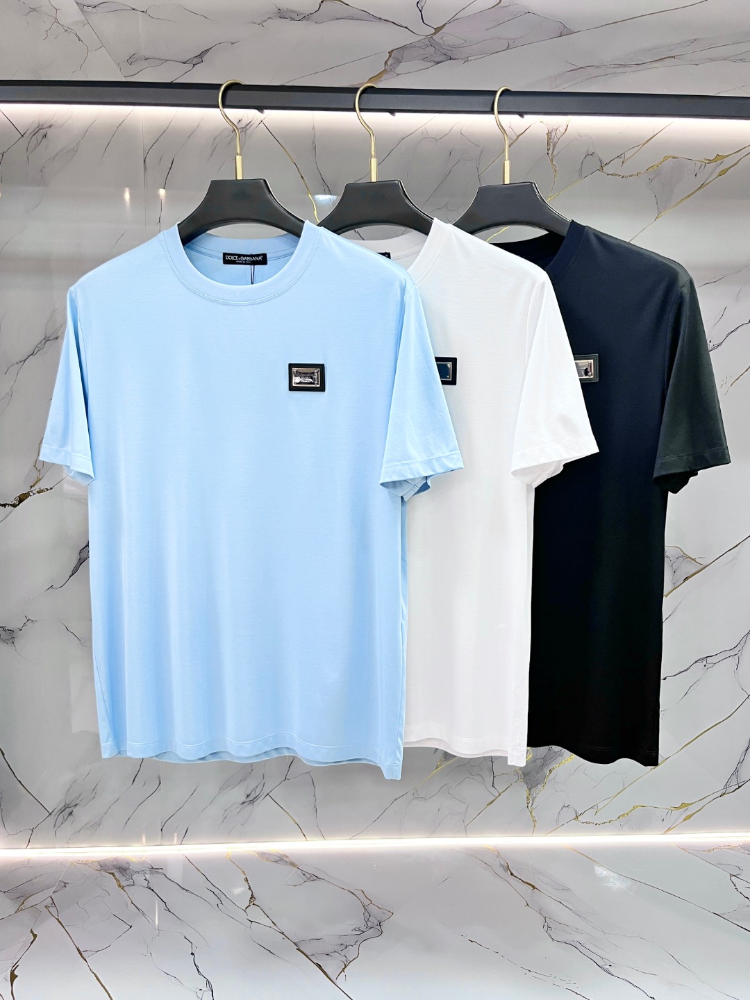 NO:827028,DG Dolce & Gabbana's latest spring and summer new style short-sleeved round neck T-shirt, high-end customization, avant-garde and fashionable design!  Brand logo heavy craftsmanship printing design. Comfortable to wear. Exquisite stitching. Fine workmanship. The upper body effect is incomparably handsome!  Size M-3XL,,Dolce&Gabbana,T-shirt,tees,t-shirt,19860909DG 杜嘉班纳 春夏新款首发最新款短袖圆领T恤 高端订制 设计前卫时尚！品牌logo重工艺印花设计 .穿着舒适.级别精致车线.做工精细.上身效果无敌帅气！码数M-3XL,,Dolce&Gabbana,T-shirt,tees，t-shirt,,Men's clothing