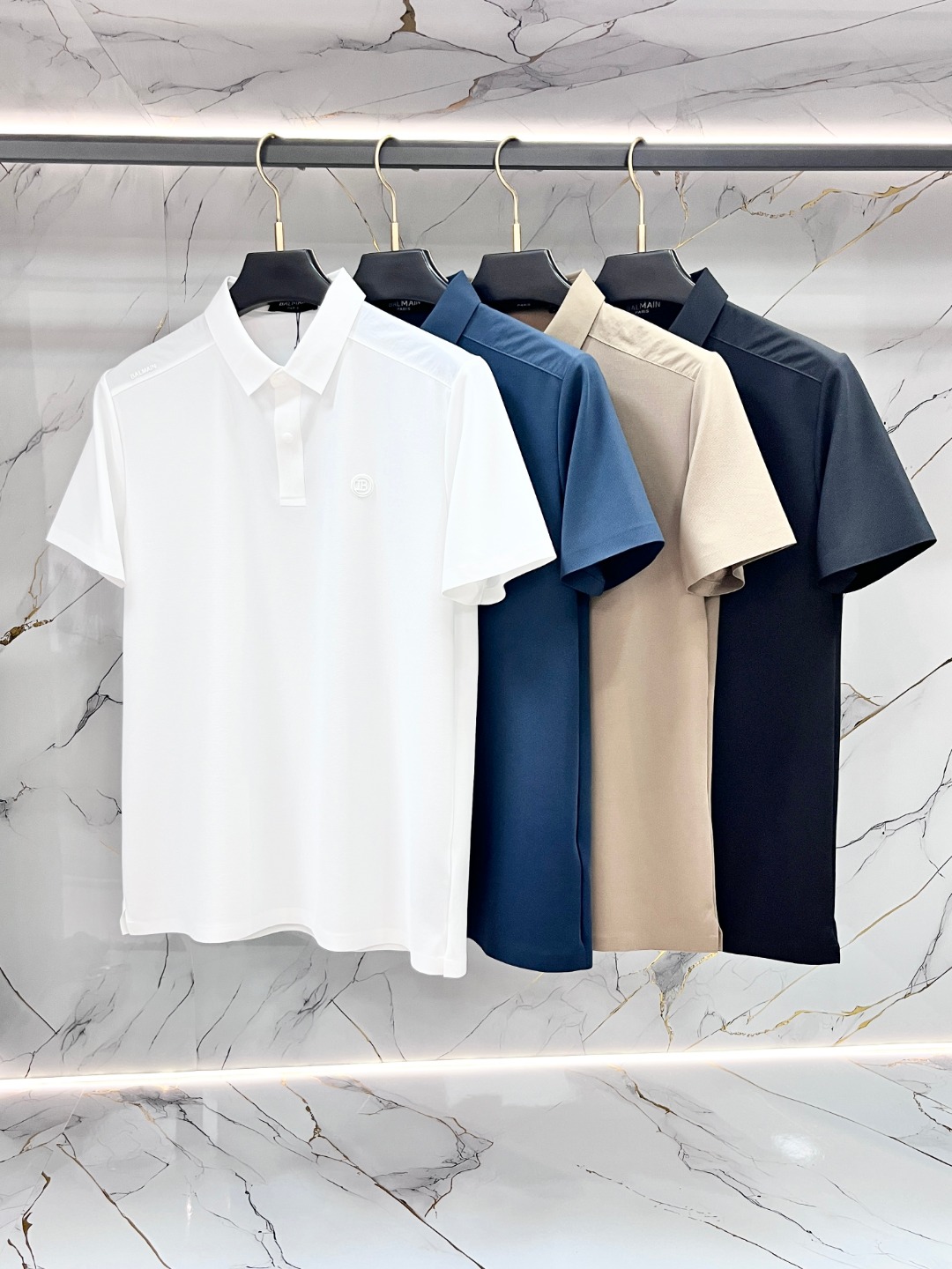 NO:831110,Burberry men's POLO shirt with lapel and short sleeves, made in Italy, sold through foreign channels, complete with three labels. Classic zipper design, embroidered logo on the chest, light and breathable fabric, very comfortable to wear in summer, correct fit, suitable for business and leisure, suitable for daily commuting and sports. Size M-4XL,, burberry, burberry, T-shirt,19860909Burberry 巴宝莉 男士POLO衫翻领短袖,意大利原产,洋行渠道货,三标齐全.经典拉链设计,胸前刺绣logo,面料轻薄透气,夏天穿很舒服,版型正,商务休闲都能搭,日常通勤、运动都合适. 码数M-4XL,,burberry,burberry,T-shirt,,Men's clothing