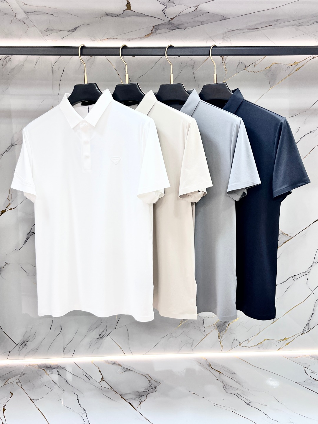NO:847166,Prada Men's POLO shirt with lapels and short sleeves, made in Italy, sold through foreign channels, complete with three labels. Classic zipper design, embroidered logo on the chest, light and breathable fabric, very comfortable to wear in summer, correct fit, suitable for business and leisure, suitable for daily commuting and sports. Size M-4XL,, prada, prada, T-shirt,19860909Prada 普拉达 男士POLO衫翻领短袖,意大利原产,洋行渠道货,三标齐全.经典拉链设计,胸前刺绣logo,面料轻薄透气,夏天穿很舒服,版型正,商务休闲都能搭,日常通勤、运动都合适. 码数M-4XL,,prada,prada,T-shirt,,Men's clothing