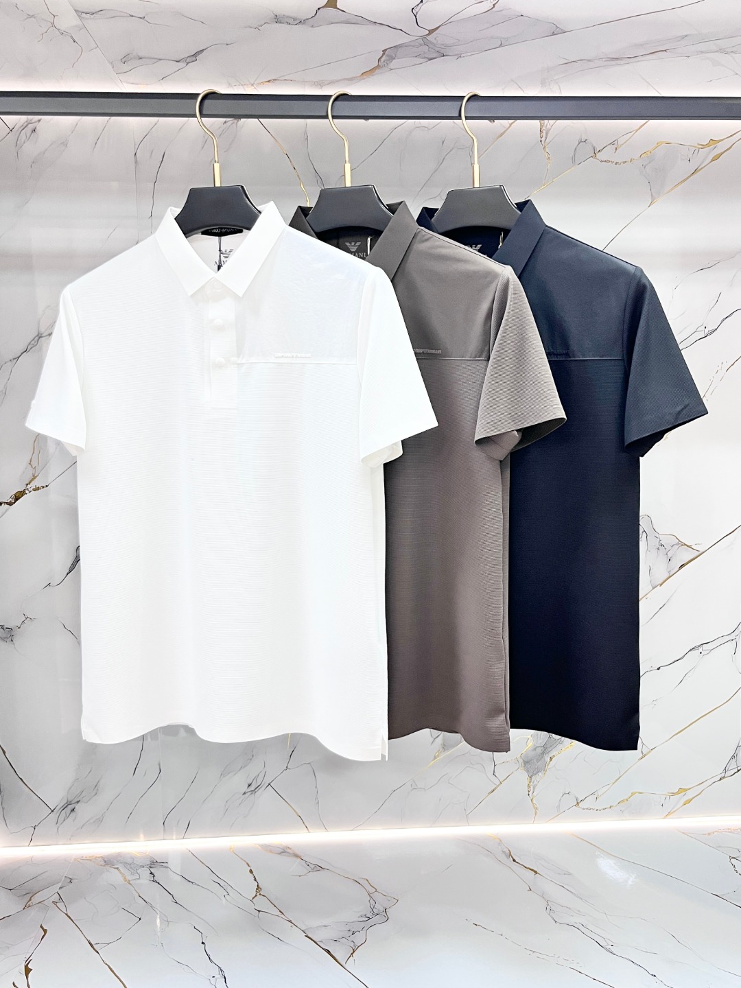NO:831125,Armani Men's POLO shirt with lapels and short sleeves, made in Italy, sold through foreign channels, complete with three labels. Classic zipper design, embroidered logo on the chest, light and breathable fabric, very comfortable to wear in summer, correct fit, suitable for business and leisure, suitable for daily commuting and sports. Size M-4XL,, armani, armani, T-shirt,19860909Armani 阿玛尼 男士POLO衫翻领短袖,意大利原产,洋行渠道货,三标齐全.经典拉链设计,胸前刺绣logo,面料轻薄透气,夏天穿很舒服,版型正,商务休闲都能搭,日常通勤、运动都合适. 码数M-4XL,,armani,armani,T-shirt,,Men's clothing