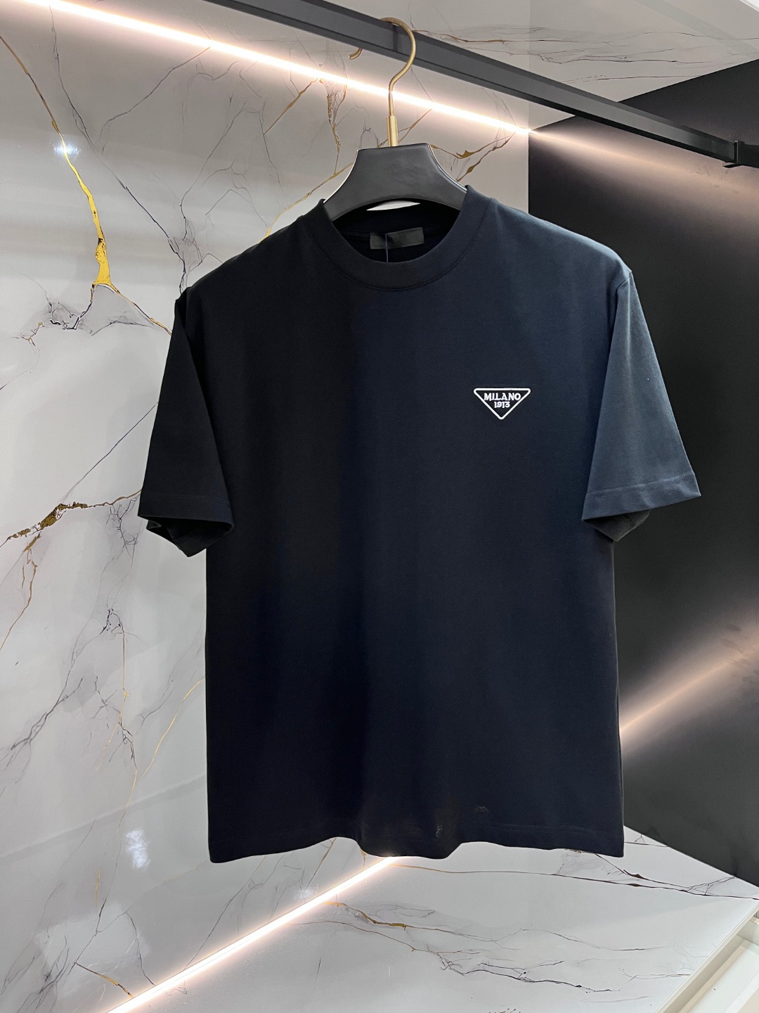 NO:831132,Prada Prada's Max XL can wear up to 200 pounds. Top round neck casual short sleeves. Top version. High-end customization and versatile style. Anyone can easily control it. Fully customized fabric. The latest logo design of the luxury classic brand on the chest. It is very classy and a must-have for those who know their stuff!  The tailoring is slim-fitting, very refined, shows off aura, and highlights the sophistication of business men. This is unique, it has just the right amount of slim fit, and the upper body effect is great!  Sizes XS-XL (counter sizes are equivalent to M-3XL), prada, prada, T-shirt,19860909Prada 普拉达 胖哥福音最大XL可穿200斤 顶级圆领休闲短袖 顶级版本 高级定制百搭款式 任何人都可以轻松驾驭 面料全订制工艺 胸前奢华经典品牌最新logo设计,非常显档次懂货的必须入！版型剪裁属于修身款 非常精致,显气场,又会凸显商务男士的精致,这就是独到之处,恰到好处的修身,上身效果非常赞！尺码XS-XL（专柜码等同M-3XL）,,prada,prada,T-shirt,,Men's clothing
