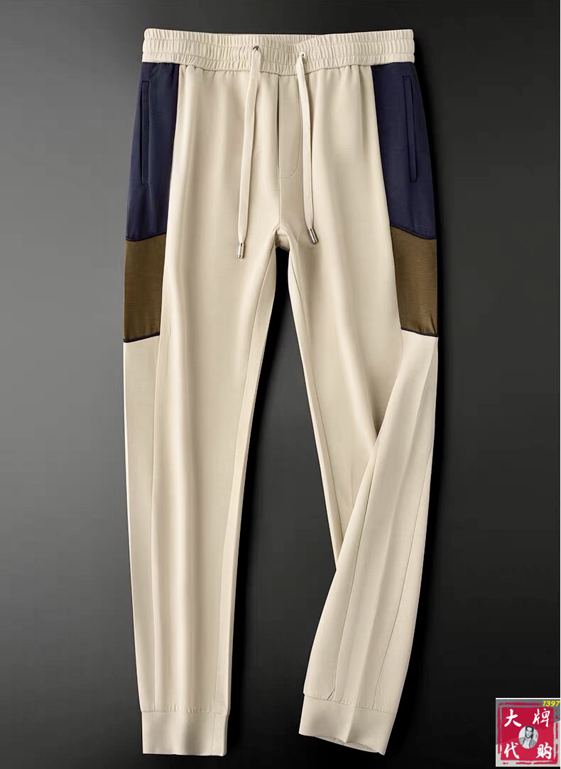 NO:831095,[Valentino] Spring and summer new style, new taste and value sharing, popular casual pants, very comfortable to wear, low-key yet luxurious, very classy to wear, the style and cut of the pants need no introduction, the upper body is exquisite and vivid. Real first-class top quality casual pants, truly palace-level casual pants, using Turkish cotton to produce the most famous denim fabric. The quality is outstanding, and the pants are very soft after heavy washing!  The straight-leg version is not picky and the upper body is absolutely stylish. The expert design is extremely luxurious.  Code number 29-40,,valentino,19860909【华伦天奴】 春夏季新款 全新品味与价值共享 爆款a休闲裤 身穿着非常舒适 低调不失奢华 穿出去非常有档次,裤型款式和裁剪亦无需多言 上身精致跃然.真正一等一顶级质料 真正殿堂级的休闲裤,选用土耳其的棉花 生产出最有名的单宁布 品质卓然,经过重水洗使得裤子很柔软！直脚的版型 不挑人 上身绝对的有型 达人设计 极度奢华． 码数29-40,,valentino,,Men's clothing