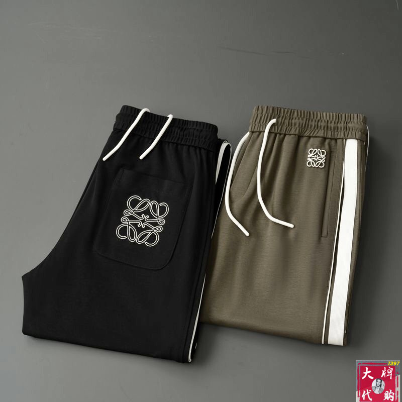 NO:831101,[Loewe] Spring and summer new style, new taste and value sharing, popular a casual pants, very comfortable to wear, low-key yet luxurious, very classy to wear, and the style and cut of the pants need no introduction. The upper body is exquisite and vivid. Really first-class and top-quality materials. Really palace-level casual pants, using Turkish cotton to produce the most famous denim fabric. The quality is outstanding, and the pants are very soft after heavy washing!  The straight-leg version is not picky and the upper body is absolutely stylish. The expert design is extremely luxurious.  Code number 29-40,,loewe,19860909【罗意威】 春夏季新款 全新品味与价值共享 爆款a休闲裤 身穿着非常舒适 低调不失奢华 穿出去非常有档次,裤型款式和裁剪亦无需多言 上身精致跃然.真正一等一顶级质料 真正殿堂级的休闲裤,选用土耳其的棉花 生产出最有名的单宁布 品质卓然,经过重水洗使得裤子很柔软！直脚的版型 不挑人 上身绝对的有型 达人设计 极度奢华． 码数29-40,,loewe,,Men's clothing