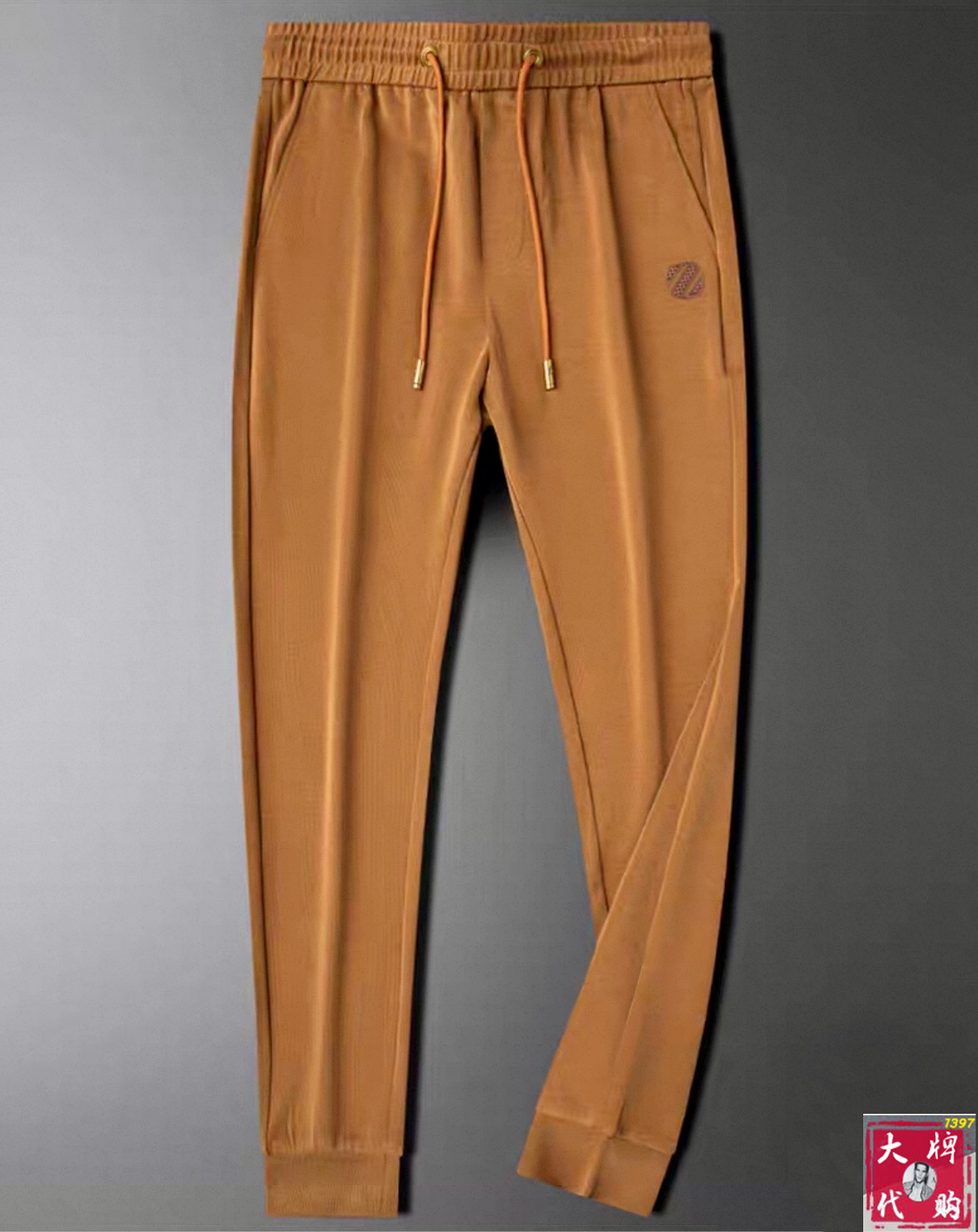 NO:831115,[Emenia Ermenegildo Zegna] Spring and summer new style, new taste and value sharing, hot style A casual pants, very comfortable to wear, low-key yet luxurious, very classy to wear, no need to say much about the pants style and cut. The upper body is exquisite and vivid. Real first-class top quality materials, truly palace-level casual pants, using Turkish cotton to produce the most famous denim fabric. The quality is outstanding, and the pants are very soft after heavy washing!  The straight-leg version is not picky and the upper body is absolutely stylish. The expert design is extremely luxurious.  Code number 29-40,,zegna,19860909【杰尼亚】 春夏季新款 全新品味与价值共享 爆款a休闲裤 身穿着非常舒适 低调不失奢华 穿出去非常有档次,裤型款式和裁剪亦无需多言 上身精致跃然.真正一等一顶级质料 真正殿堂级的休闲裤,选用土耳其的棉花 生产出最有名的单宁布 品质卓然,经过重水洗使得裤子很柔软！直脚的版型 不挑人 上身绝对的有型 达人设计 极度奢华． 码数29-40,,zegna,,Men's clothing