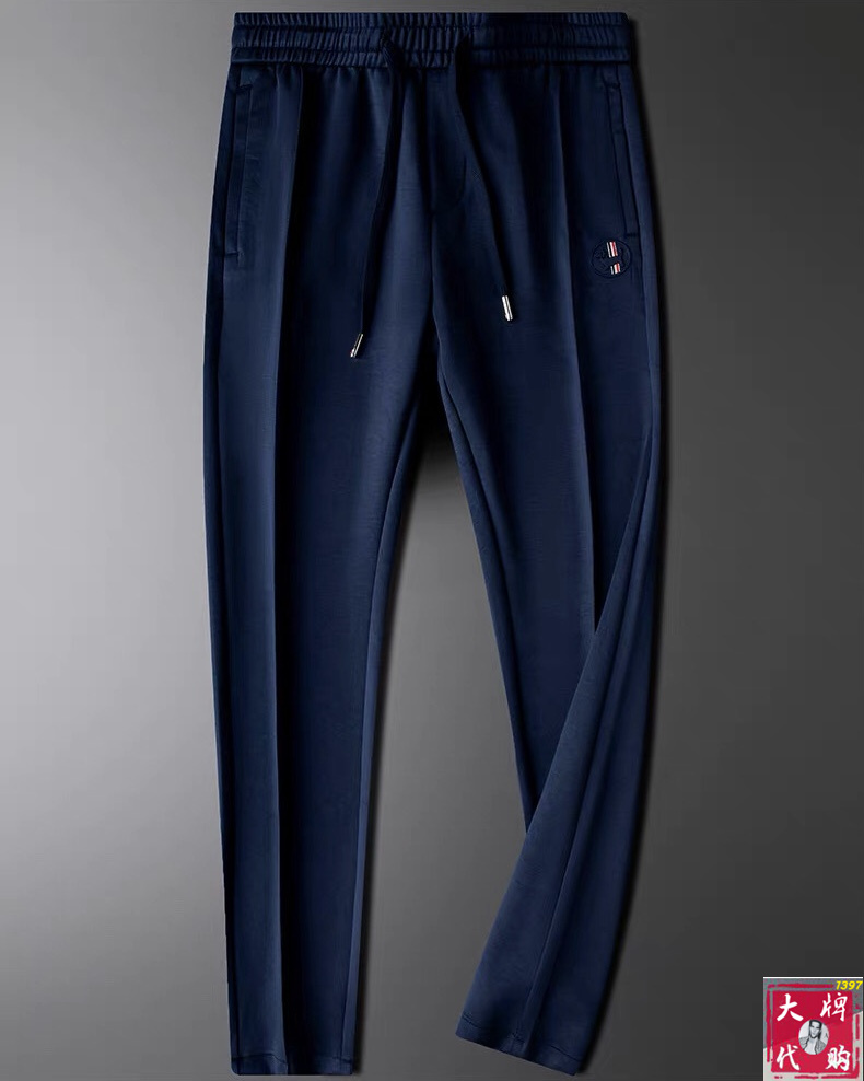 NO:831089,[Tom Brown] Spring and summer new style, new taste and value sharing, popular A casual pants, very comfortable to wear, low-key yet luxurious, very classy to wear, the style and cut of the pants needless to say, the upper body is exquisite and vivid. Real first-class top quality casual pants, truly palace-level casual pants, using Turkish cotton to produce the most famous denim fabric. The quality is outstanding, and the pants are very soft after heavy washing!  The straight-leg version is not picky and the upper body is absolutely stylish. The expert design is extremely luxurious.  Code number 29-40,,thom browne,19860909【汤姆布朗】 春夏季新款 全新品味与价值共享 爆款a休闲裤 身穿着非常舒适 低调不失奢华 穿出去非常有档次,裤型款式和裁剪亦无需多言 上身精致跃然.真正一等一顶级质料 真正殿堂级的休闲裤,选用土耳其的棉花 生产出最有名的单宁布 品质卓然,经过重水洗使得裤子很柔软！直脚的版型 不挑人 上身绝对的有型 达人设计 极度奢华． 码数29-40,,thom browne,,Men's clothing