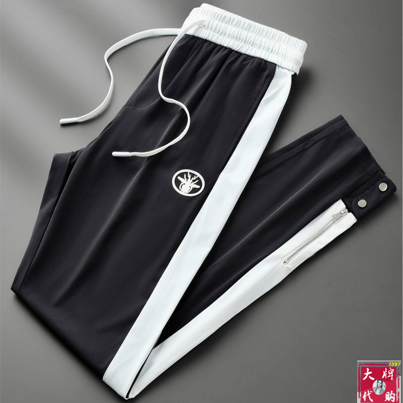 NO:831098,[Dior] Spring and summer new style, new taste and value sharing, popular A casual pants, very comfortable to wear, low-key yet luxurious, very classy to wear, and the style and cut of the pants need no introduction. The upper body is exquisite and vivid. Really first-class and top-quality materials. Really palace-level casual pants, using Turkish cotton to produce the most famous denim fabric. The quality is outstanding, and the pants are very soft after heavy washing!  The straight-leg version is not picky and the upper body is absolutely stylish. The expert design is extremely luxurious.  Code number 29-40,,dior,19860909【迪奥】 春夏季新款 全新品味与价值共享 爆款a休闲裤 身穿着非常舒适 低调不失奢华 穿出去非常有档次,裤型款式和裁剪亦无需多言 上身精致跃然.真正一等一顶级质料 真正殿堂级的休闲裤,选用土耳其的棉花 生产出最有名的单宁布 品质卓然,经过重水洗使得裤子很柔软！直脚的版型 不挑人 上身绝对的有型 达人设计 极度奢华． 码数29-40,,dior,,Men's clothing