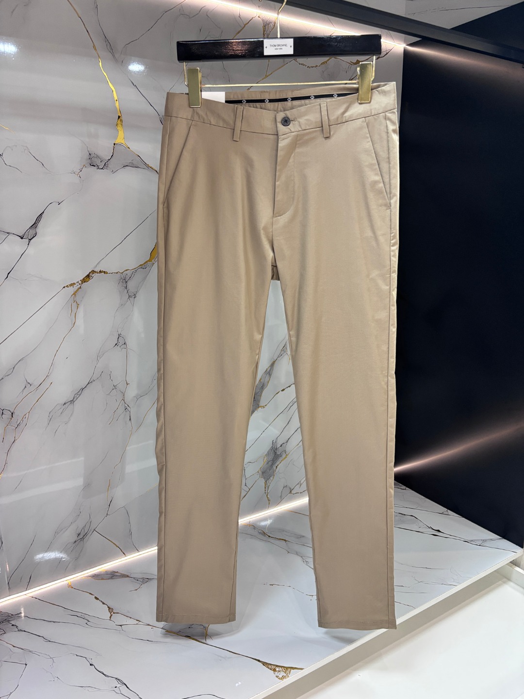 NO:844742,DIOR Dior high-end customization, the latest casual jeans, original custom-made replicas, customer-supplied hardware accessories, original quality, imported composite fabrics, anti-wrinkle and strong, breathable and comfortable. Fine workmanship and routing. Excellent upper body, size 30-40,, dior, dior, jeans,19860909DIOR 迪奥高端定制、最新款休闲牛仔裤,原版定制复刻 客供五金辅料 原单品质 进口复合面料 抗皱坚挺,透气舒适.做工走线精细 上身绝佳,尺码30-40,,dior,dior,jeans,,Men's clothing