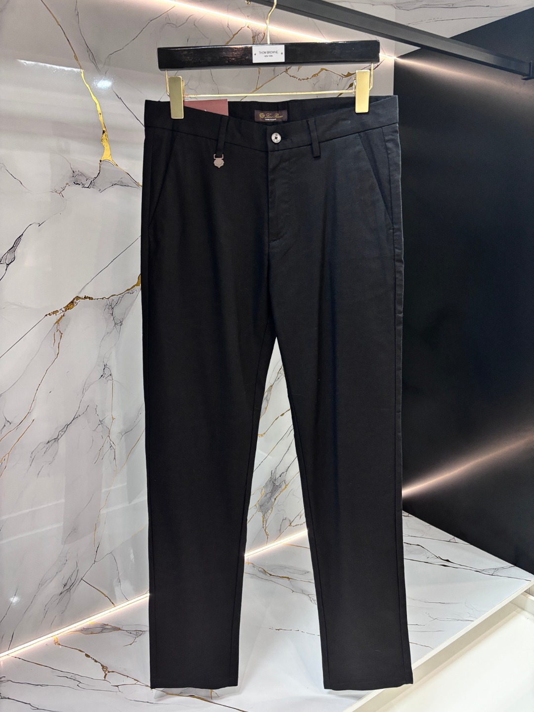 NO:844754,LP Loro Piana high-end customization, the latest casual jeans, original custom reproduction, customer-supplied hardware accessories, original quality, imported composite fabrics, anti-wrinkle and firm, breathable and comfortable. Fine workmanship and fine routing. Excellent upper body, size 30-40,,loro piana,jeans,19860909LP 诺悠翩雅高端定制、最新款休闲牛仔裤,原版定制复刻 客供五金辅料 原单品质 进口复合面料 抗皱坚挺,透气舒适.做工走线精细 上身绝佳,尺码30-40,,loro piana,jeans,,Men's clothing