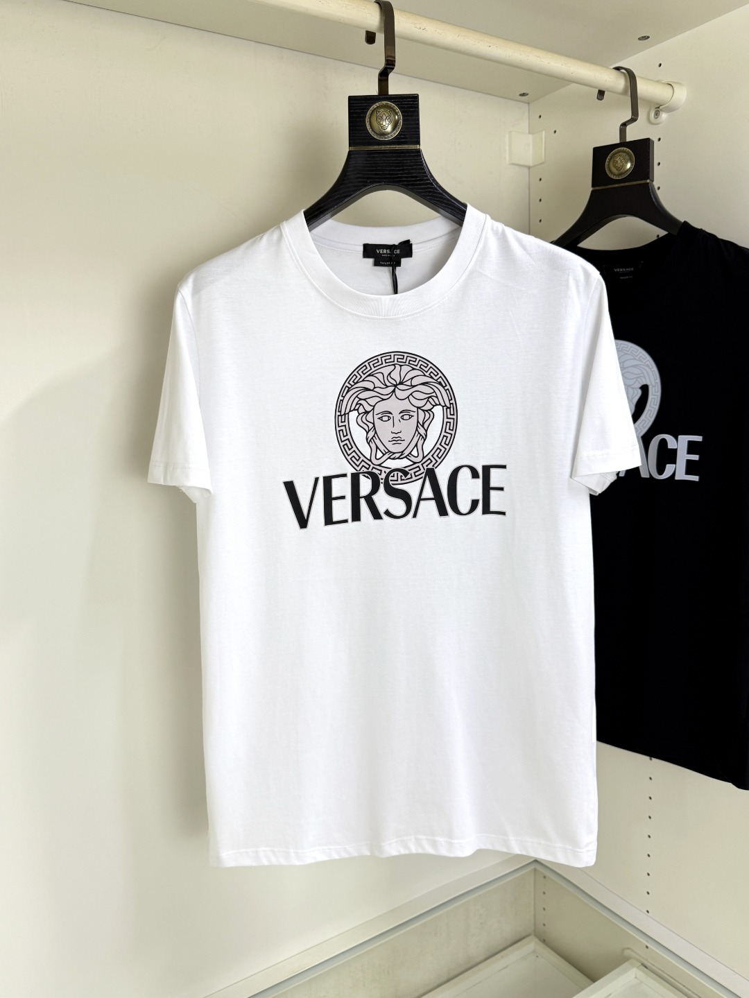 NO:847119,Versace's new summer round-neck short-sleeved T-shirt, the latest synchronization, creates a basic men's item and injects new ideas into the men's wardrobe. Made of soft cotton double-sided knitted long-staple cotton + modal cotton fabric, the fabric is delicate, soft and drapey, full of cotton feel, excellent upper body comfort, and not easy to deform after long-term wear and washing; color black white code size M～4XL,,versace,versace,T-shirt,tees,t-shirt,19860909Versace 范思哲 夏季新品圆领短袖T恤,最新同步,打造男士基本款单品,为男士衣橱注入新意.采用柔软棉质双面针织长绒棉+莫代尔棉面料制成,面料细腻、柔感垂顺、棉感十足、上身舒适度极佳,久穿久洗不易变形；颜色黑色 白色 码数M～4XL,,versace,versace,T-shirt,tees，t-shirt,,Men's clothing