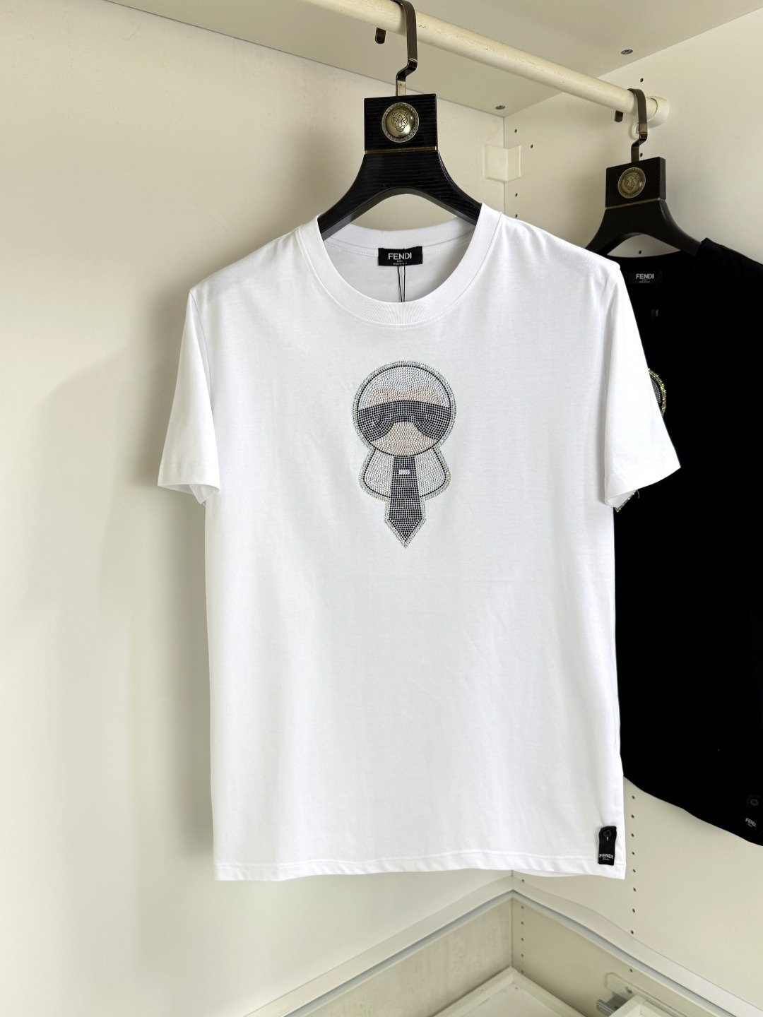 NO:847121,Fendi Fendi's new summer heavy-duty rhinestone round-neck short-sleeved T-shirt, the latest synchronization, creates a basic men's item and injects new ideas into the men's wardrobe. Made of soft cotton double-sided knitted long-staple cotton + modal cotton fabric, the fabric is fine, soft and drapey, full of cotton feel, excellent upper body comfort, and not easy to deform after long-term wear and washing; color black white code size M ~ 4XL,, fendi, fendi, T-shirt, tees, t-shirt,19860909Fendi 芬迪 夏季新品重工水钻圆领短袖T恤,最新同步,打造男士基本款单品,为男士衣橱注入新意.采用柔软棉质双面针织长绒棉+莫代尔棉面料制成,面料细腻、柔感垂顺、棉感十足、上身舒适度极佳,久穿久洗不易变形；颜色黑色 白色 码数M～4XL,,fendi,fendi,T-shirt,tees，t-shirt,,Men's clothing