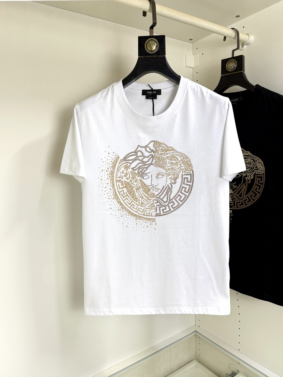 NO:847124,Versace's new summer heavy-duty rhinestone Medusa round-neck short-sleeved T-shirt, the latest synchronization, creates a basic men's item and injects new ideas into the men's wardrobe. Made of soft cotton double-sided knitted long-staple cotton + modal cotton fabric, the fabric is fine, soft and drapey, full of cotton feel, excellent upper body comfort, and not easy to deform after long-term wear and washing; color black white code size M～4XL,,versace,versace,T-shirt,tees,t-shirt,19860909Versace 范思哲 夏季新品重工水钻Medusa圆领短袖T恤,最新同步,打造男士基本款单品,为男士衣橱注入新意.采用柔软棉质双面针织长绒棉+莫代尔棉面料制成,面料细腻、柔感垂顺、棉感十足、上身舒适度极佳,久穿久洗不易变形；颜色黑色 白色 码数M～4XL,,versace,versace,T-shirt,tees，t-shirt,,Men's clothing