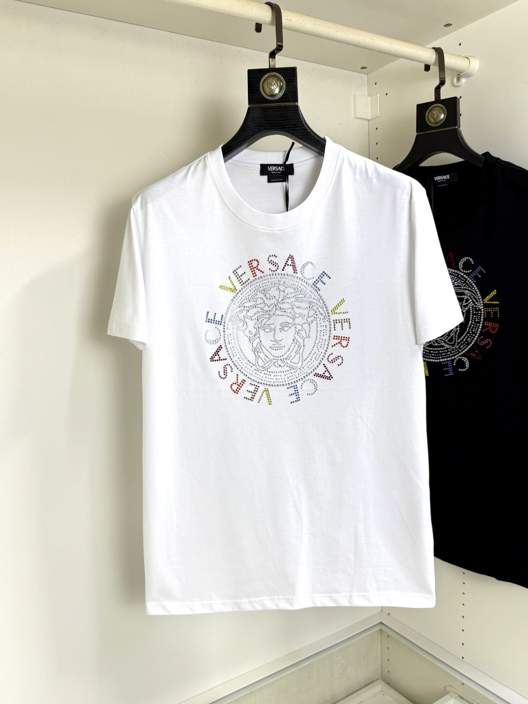 NO:847130,Versace's new summer heavy-duty rhinestone Medusa round-neck short-sleeved T-shirt, the latest synchronization, creates a basic men's item and injects new ideas into the men's wardrobe. Made of soft cotton double-sided knitted long-staple cotton + modal cotton fabric, the fabric is fine, soft and drapey, full of cotton feel, excellent upper body comfort, and not easy to deform after long-term wear and washing; color black white code size M～4XL,,versace,versace,T-shirt,tees,t-shirt,19860909Versace 范思哲 夏季新品重工水钻Medusa圆领短袖T恤,最新同步,打造男士基本款单品,为男士衣橱注入新意.采用柔软棉质双面针织长绒棉+莫代尔棉面料制成,面料细腻、柔感垂顺、棉感十足、上身舒适度极佳,久穿久洗不易变形；颜色黑色 白色 码数M～4XL,,versace,versace,T-shirt,tees，t-shirt,,Men's clothing