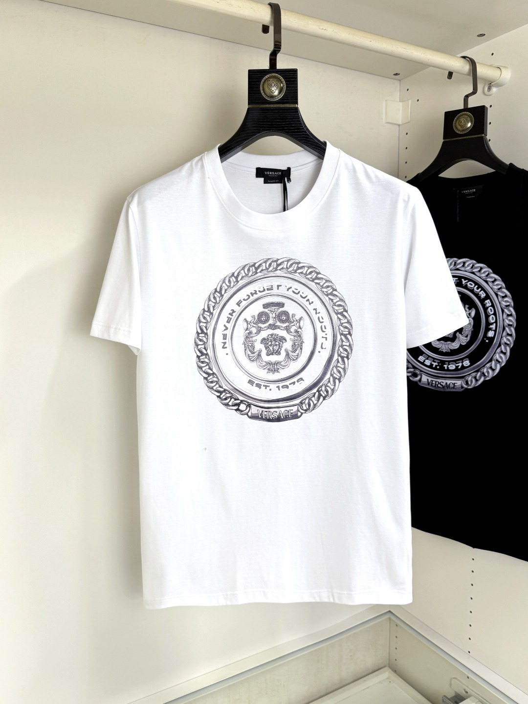 NO:847133,Versace's new summer round-neck short-sleeved T-shirt, the latest synchronization, creates a basic men's item and injects new ideas into the men's wardrobe. Made of soft cotton double-sided knitted long-staple cotton + modal cotton fabric, the fabric is delicate, soft and drapey, full of cotton feel, excellent upper body comfort, and not easy to deform after long-term wear and washing; color black white code size M～4XL,,versace,versace,T-shirt,tees,t-shirt,19860909Versace 范思哲 夏季新品圆领短袖T恤,最新同步,打造男士基本款单品,为男士衣橱注入新意.采用柔软棉质双面针织长绒棉+莫代尔棉面料制成,面料细腻、柔感垂顺、棉感十足、上身舒适度极佳,久穿久洗不易变形；颜色黑色 白色 码数M～4XL,,versace,versace,T-shirt,tees，t-shirt,,Men's clothing