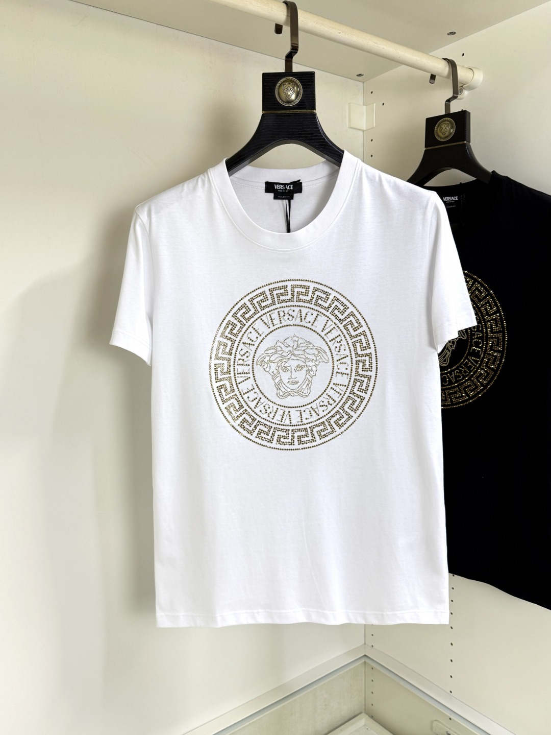 NO:847136,Versace's new summer heavy-duty rhinestone Medusa round-neck short-sleeved T-shirt, the latest synchronization, creates a basic men's item and injects new ideas into the men's wardrobe. Made of soft cotton double-sided knitted long-staple cotton + modal cotton fabric, the fabric is fine, soft and drapey, full of cotton feel, excellent upper body comfort, and not easy to deform after long-term wear and washing; color black white code size M～4XL,,versace,versace,T-shirt,tees,t-shirt,19860909Versace 范思哲 夏季新品重工水钻Medusa圆领短袖T恤,最新同步,打造男士基本款单品,为男士衣橱注入新意.采用柔软棉质双面针织长绒棉+莫代尔棉面料制成,面料细腻、柔感垂顺、棉感十足、上身舒适度极佳,久穿久洗不易变形；颜色黑色 白色 码数M～4XL,,versace,versace,T-shirt,tees，t-shirt,,Men's clothing