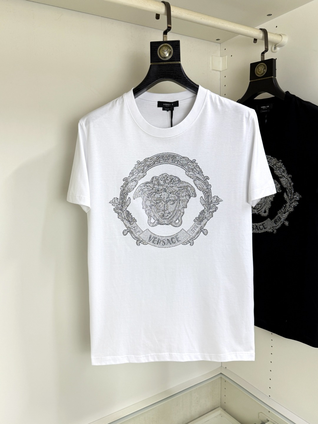 NO:847139,Versace's new summer round-neck short-sleeved T-shirt, the latest synchronization, creates a basic men's item and injects new ideas into the men's wardrobe. Made of soft cotton double-sided knitted long-staple cotton + modal cotton fabric, the fabric is delicate, soft and drapey, full of cotton feel, excellent upper body comfort, and not easy to deform after long-term wear and washing; color black white code size M～4XL,,versace,versace,T-shirt,tees,t-shirt,19860909Versace 范思哲 夏季新品圆领短袖T恤,最新同步,打造男士基本款单品,为男士衣橱注入新意.采用柔软棉质双面针织长绒棉+莫代尔棉面料制成,面料细腻、柔感垂顺、棉感十足、上身舒适度极佳,久穿久洗不易变形；颜色黑色 白色 码数M～4XL,,versace,versace,T-shirt,tees，t-shirt,,Men's clothing