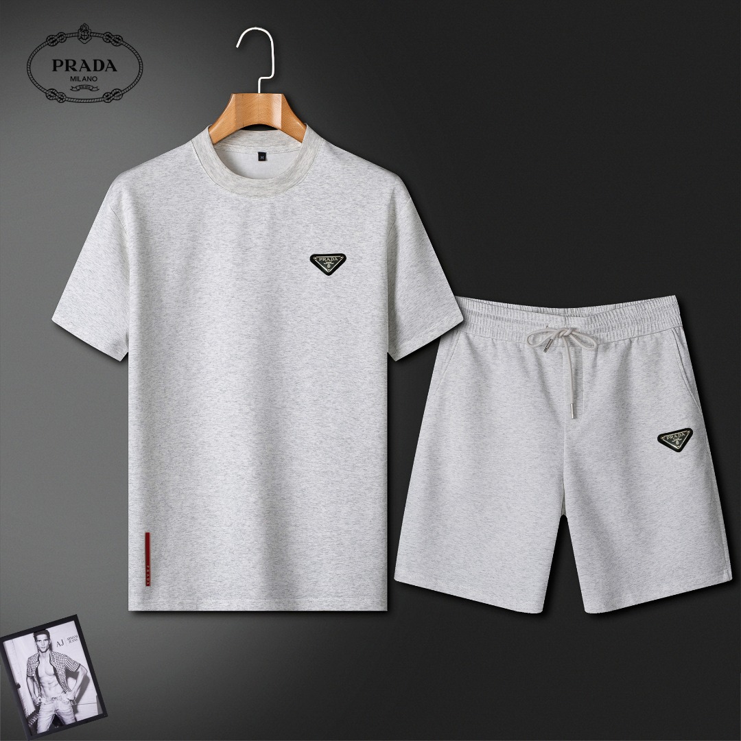 NO:911245,Prada Summer round neck short-sleeved shorts suit. The pure cotton fabric upper body will not be stuffy. The smooth and comfortable skin-friendly effect is more breathable. The fabric has its own texture. Classic logo technology. A new interpretation from a unique angle. Fashionable and versatile choice!  Size: M-3XL (maximum wear: 190 pounds), prada, prada, shorts, T-shirt,19860909Prada 普拉达 夏季圆领短袖短裤套装 纯棉面料上身不会闷热,爽滑舒适的亲肤效果更加透气,面料自带肌理感 经典徽标工艺 独有的角度全新演绎 时尚百搭首选！ 码数:M-3XL(最大穿190斤),,prada,prada,shorts,T-shirt,,Men's clothing
