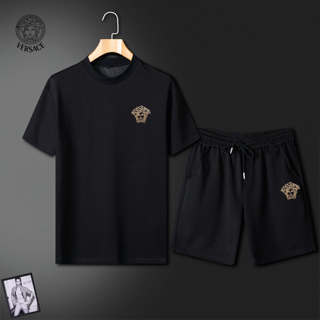 NO:911253,Versace summer round neck short-sleeved shorts suit. The pure cotton fabric upper body will not be stuffy. It is smooth and comfortable, and the skin-friendly effect is more breathable. The fabric has its own texture. Classic logo craftsmanship. A new interpretation from a unique angle. Fashionable and versatile!  Size: M-3XL (maximum wear: 190 pounds),,versace,versace,shorts,T-shirt,19860909Versace 范思哲 夏季圆领短袖短裤套装 纯棉面料上身不会闷热,爽滑舒适的亲肤效果更加透气,面料自带肌理感 经典徽标工艺 独有的角度全新演绎 时尚百搭首选！ 码数:M-3XL(最大穿190斤),,versace,versace,shorts,T-shirt,,Men's clothing