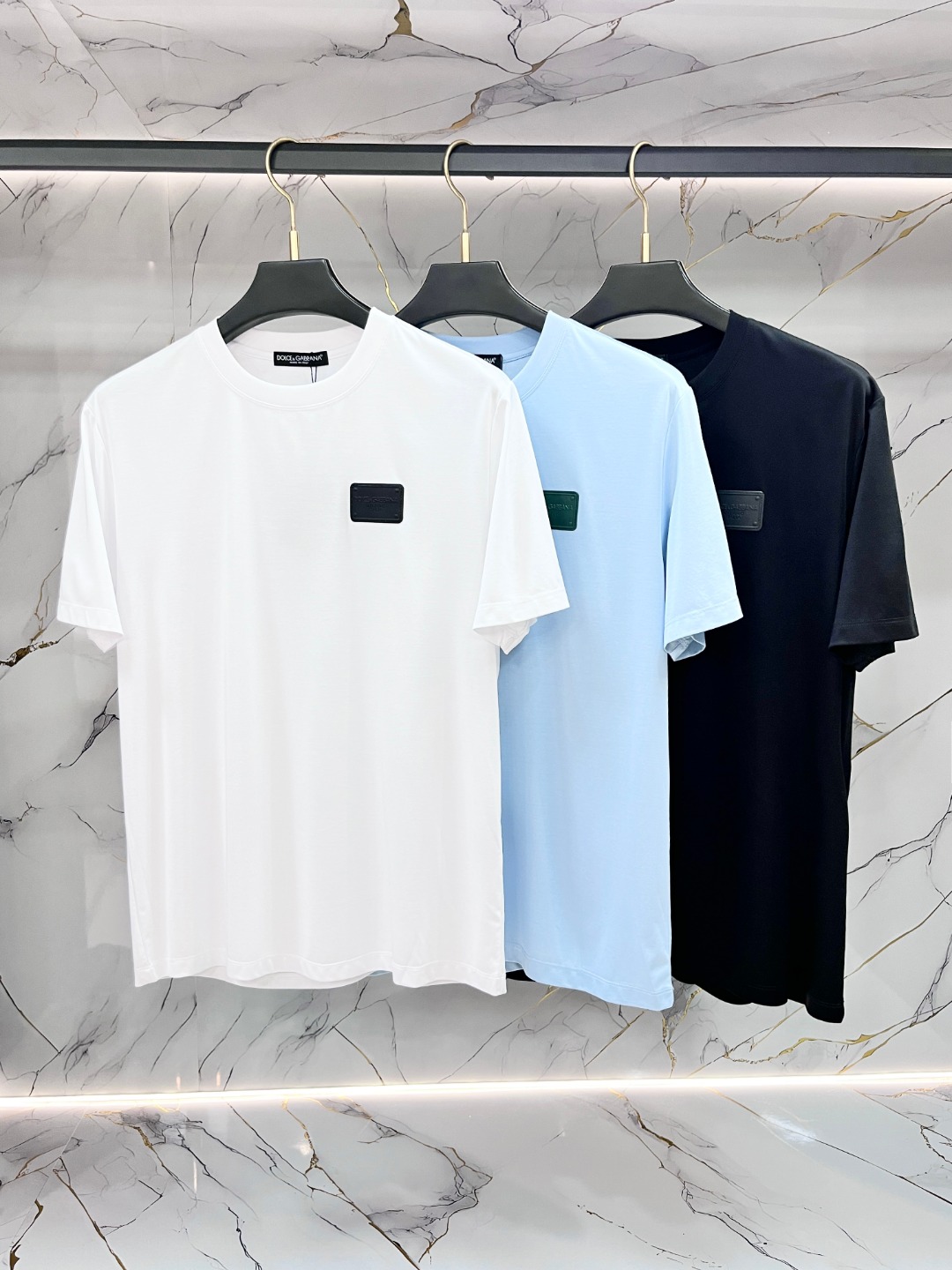 NO:847137,DG Dolce & Gabbana's latest spring and summer new style short-sleeved round neck T-shirt, high-end customization, avant-garde and fashionable design!  Brand logo heavy craftsmanship printing design. Comfortable to wear. Exquisite stitching. Fine workmanship. The upper body effect is incomparably handsome!  Size M-3XL,,Dolce&Gabbana,T-shirt,tees,t-shirt,19860909DG 杜嘉班纳 春夏新款首发最新款短袖圆领T恤 高端订制 设计前卫时尚！品牌logo重工艺印花设计 .穿着舒适.级别精致车线.做工精细.上身效果无敌帅气！码数M-3XL,,Dolce&Gabbana,T-shirt,tees，t-shirt,,Men's clothing