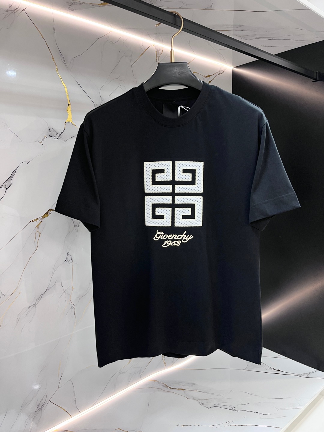 NO:837510,Givenchy's Fat Brother's Gospel can be worn up to 200 pounds in XL, top-notch round neck casual short-sleeved top version, advanced customization and versatile style, anyone can easily control it, fully customized fabrics, the latest logo design of the luxury classic brand on the chest, very classy and a must-have for those who know the goods!  The tailoring is slim-fitting, very refined, shows off aura, and highlights the sophistication of business men. This is unique, it has just the right amount of slim fit, and the upper body effect is great!  Sizes XS-XL (counter sizes are equivalent to M-3XL),,givenchy,givenchy,T-shirt,19860909Givenchy 纪梵希 胖哥福音最大XL可穿200斤 顶级圆领休闲短袖 顶级版本 高级定制百搭款式 任何人都可以轻松驾驭 面料全订制工艺 胸前奢华经典品牌最新logo设计,非常显档次懂货的必须入！版型剪裁属于修身款 非常精致,显气场,又会凸显商务男士的精致,这就是独到之处,恰到好处的修身,上身效果非常赞！尺码XS-XL（专柜码等同M-3XL）,,givenchy,givenchy,T-shirt,,Men's clothing