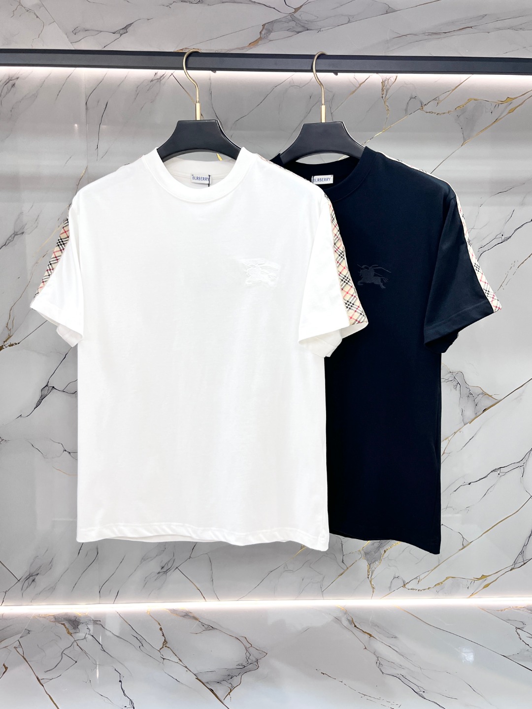 NO:837515,Burberry's Max XL can wear up to 200 pounds. Top round neck casual short sleeves. Top version. High-end customized versatile style. Anyone can easily control it. Fully customized fabric. The latest logo design of the luxury classic brand on the chest. It is very classy and a must-have for those who know their stuff!  The tailoring is slim-fitting, very refined, shows off aura, and highlights the sophistication of business men. This is unique, it has just the right amount of slim fit, and the upper body effect is great!  Sizes XS-XL (counter sizes are equivalent to M-3XL),,burberry,burberry,T-shirt,19860909Burberry 巴宝莉 胖哥福音最大XL可穿200斤 顶级圆领休闲短袖 顶级版本 高级定制百搭款式 任何人都可以轻松驾驭 面料全订制工艺 胸前奢华经典品牌最新logo设计,非常显档次懂货的必须入！版型剪裁属于修身款 非常精致,显气场,又会凸显商务男士的精致,这就是独到之处,恰到好处的修身,上身效果非常赞！尺码XS-XL（专柜码等同M-3XL）,,burberry,burberry,T-shirt,,Men's clothing