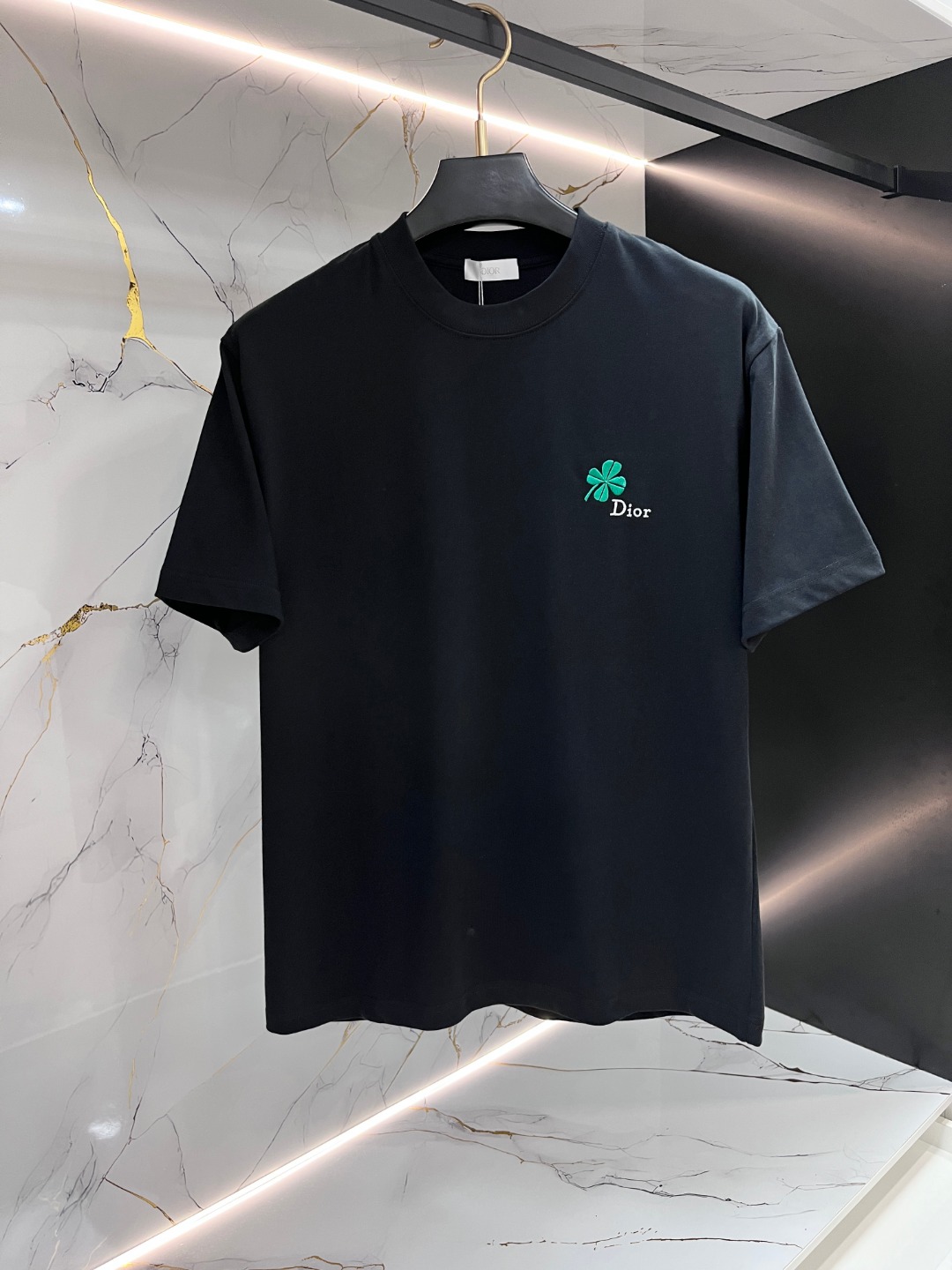 NO:837505,DIOR Dior Fat Brother's Gospel, the largest XL can wear 200 pounds, top round neck casual short sleeves, top version, advanced customization and versatile style, anyone can easily control it, fully customized fabrics, the latest logo design of the luxury classic brand on the chest, very classy and a must buy for those who know the goods!  The tailoring is slim-fitting, very refined, shows off aura, and highlights the sophistication of business men. This is unique, it has just the right amount of slim fit, and the upper body effect is great!  Sizes XS-XL (counter sizes are equivalent to M-3XL), dior, dior, T-shirt,19860909DIOR 迪奥 胖哥福音最大XL可穿200斤 顶级圆领休闲短袖 顶级版本 高级定制百搭款式 任何人都可以轻松驾驭 面料全订制工艺 胸前奢华经典品牌最新logo设计,非常显档次懂货的必须入！版型剪裁属于修身款 非常精致,显气场,又会凸显商务男士的精致,这就是独到之处,恰到好处的修身,上身效果非常赞！尺码XS-XL（专柜码等同M-3XL）,,dior,dior,T-shirt,,Men's clothing