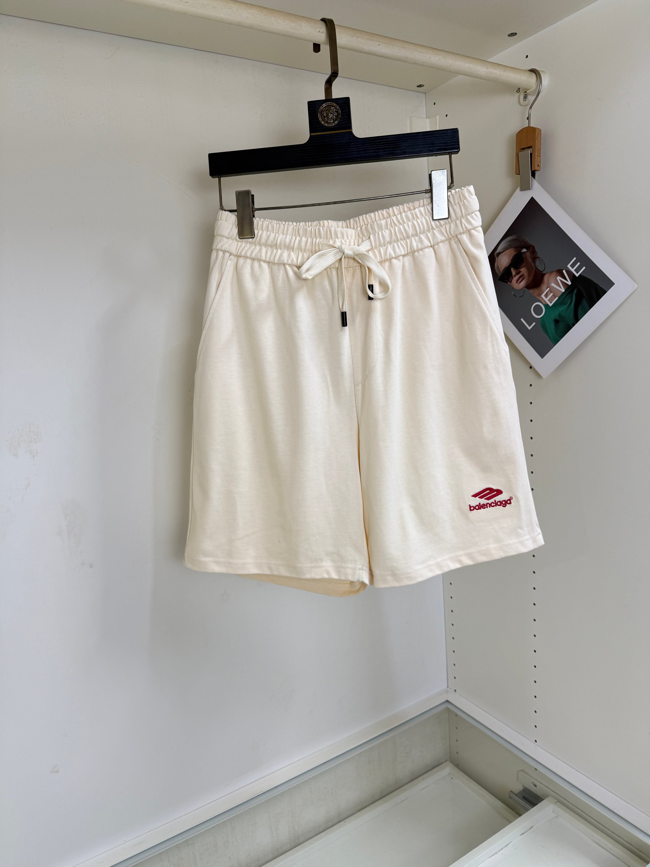 NO:844730,Balenciaga high-end embroidery 1846 new spring and summer elastic band casual shorts, hemmed inside, original order, custom-made heavyweight high-quality Xinjiang cotton fabric, high breathability and comfort, impeccable details, brand design concept, reflecting high quality. It feels delicate and soft!  It presents a casual cut and the upper body shape is awesome!  The size is S-XXL and the maximum weight can be worn. (please state your height and weight when placing an order),,balenciaga,shorts,19860909巴黎世家高级刺绣1846春夏新款松紧带休闲短裤,内里包边,原单定制克重磅优质新疆棉面料 透气舒适度高,细节无可挑剔,品牌设计理念,体现高品质.手感细腻柔软！呈现休闲裁剪,上身版型超赞！码数S-XXL 最大可穿斤.（下单报身高体重）,,balenciaga,shorts,,Men's clothing