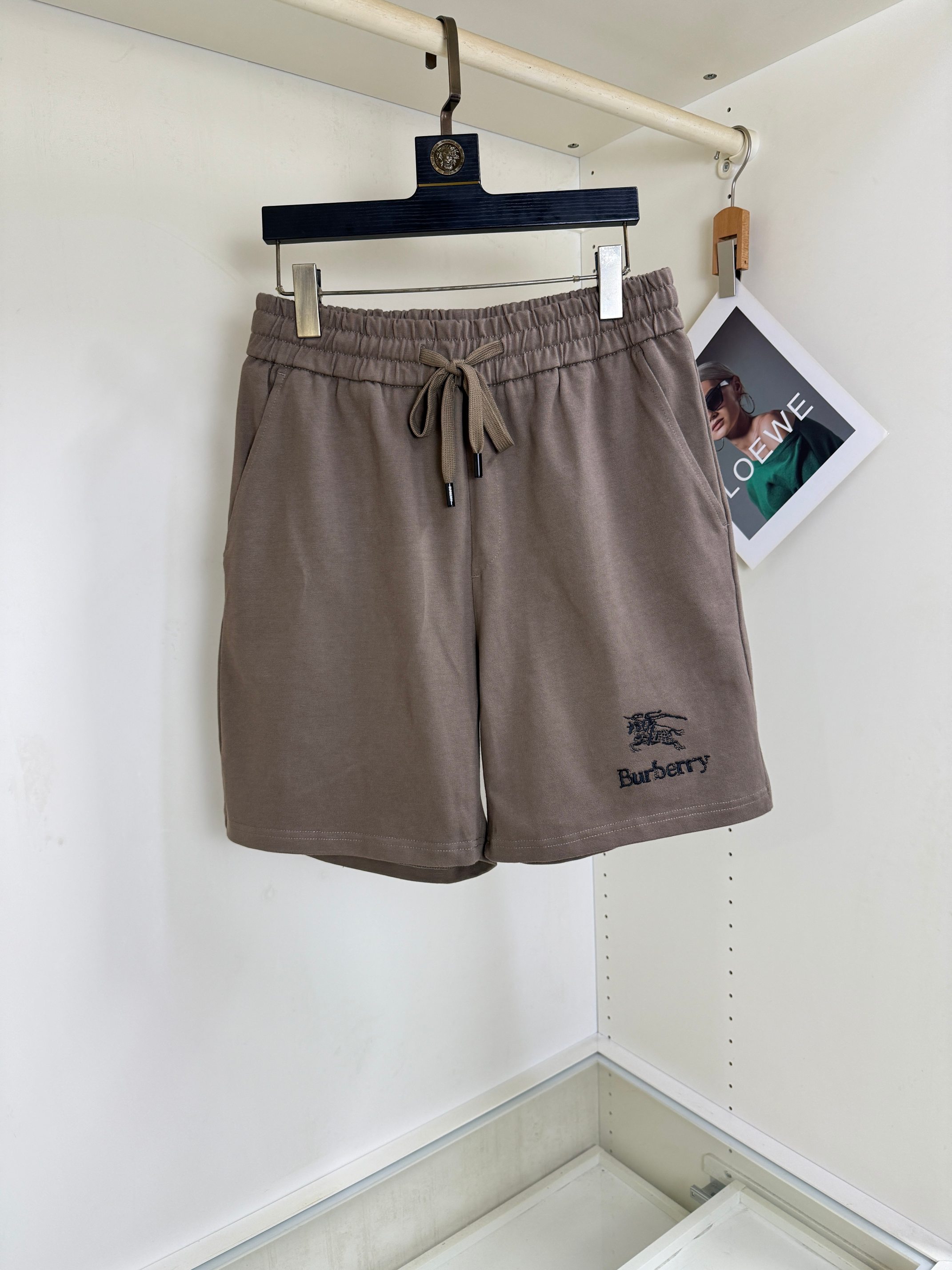 NO:844681,Burberry's high-end embroidery 1846 spring and summer new elastic band casual shorts, hemmed inside, original order, custom-made heavyweight high-quality Xinjiang cotton fabric, high breathability and comfort, impeccable details, brand design concept, reflecting high quality. It feels delicate and soft!  It presents a casual cut and the upper body shape is awesome!  The size is S-XXL and the maximum weight can be worn. (please state your height and weight when placing an order), burberry, shorts,19860909巴宝莉高级刺绣1846春夏新款松紧带休闲短裤,内里包边,原单定制克重磅优质新疆棉面料 透气舒适度高,细节无可挑剔,品牌设计理念,体现高品质.手感细腻柔软！呈现休闲裁剪,上身版型超赞！码数S-XXL 最大可穿斤.（下单报身高体重）,,burberry,shorts,,Men's clothing
