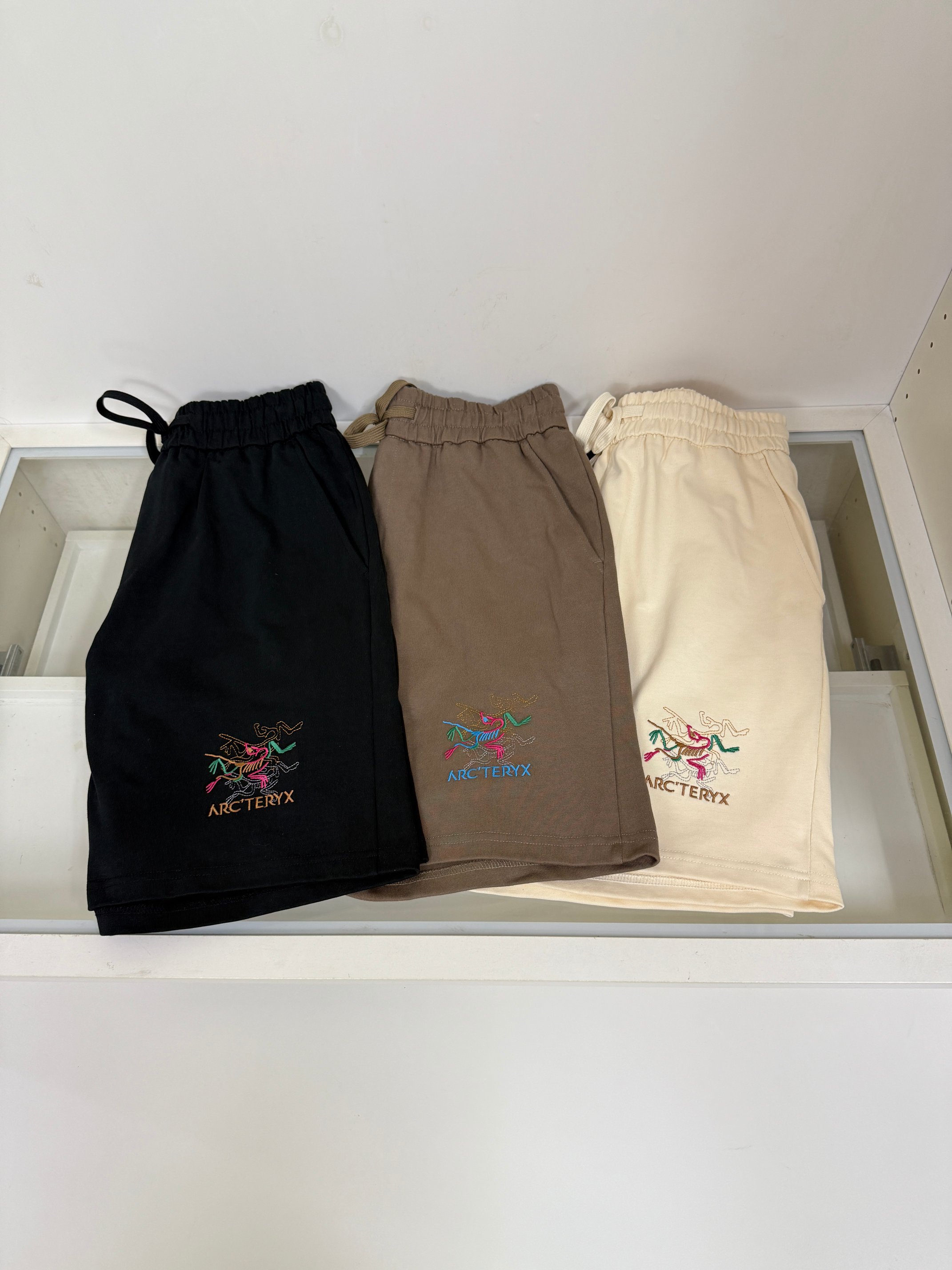 NO:844691,Arc'teryx Advanced Embroidery 1846 Spring and Summer New Style Casual Shorts with Elastic Bands, Hemmed Inside, Original Order Made of Heavyweight High-Quality Xinjiang Cotton Fabric, Highly Breathable and Comfortable, Impeccable Details, Brand Design Concept, Reflecting High Quality. Delicate and Soft Feel!  It presents a casual cut and the upper body shape is awesome!  The size is S-XXL and the maximum weight can be worn. (please state your height and weight when placing an order), arc'teryx, shorts,19860909始祖鸟高级刺绣1846春夏新款松紧带休闲短裤,内里包边,原单定制克重磅优质新疆棉面料 透气舒适度高,细节无可挑剔,品牌设计理念,体现高品质.手感细腻柔软！呈现休闲裁剪,上身版型超赞！码数S-XXL 最大可穿斤.（下单报身高体重）,arc'teryx,shorts,,Men's clothing