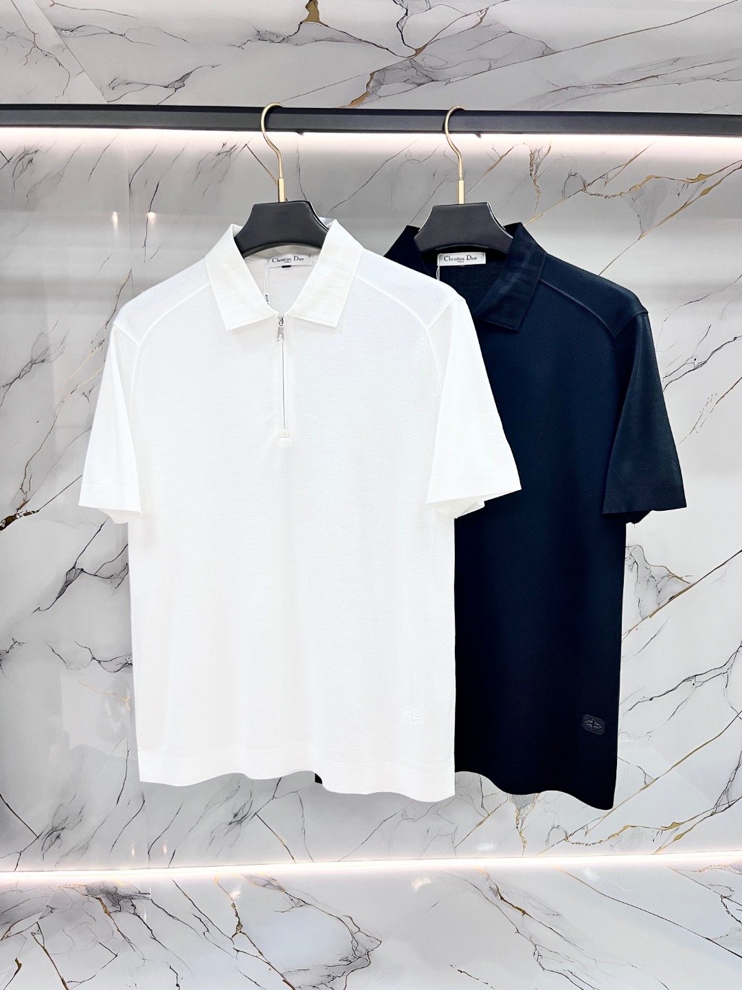 NO:844728,DIOR Dior's new style for spring, the most fashionable lapel T-shirt in the counter, for casual and fashionable outer wear. A must-have for inner wear, comfortable and good-looking, visible on the upper body. Custom-imported high-end knitted mercerized fabric, with a fine, silky and textured feel. The upper body is comfortable, breathable and refreshing, and fashionable and stylish to wear. The counter logo design is very unique, with original quality and craftsmanship. Perfect three-dimensional slim tailoring. The overlocking and sewing plates are very rigorous and elegant. Absolute first-line OEM requirements!  Don’t miss it, male gods!  All three standards are complete!  Size M-3XL,,dior,dior,tees,t-shirt,19860909DIOR 迪奥开春新款 专柜时尚大爆款翻领T恤,休闲时尚外穿 内搭必备款,舒适好看上身可见 定制进口高端针织丝光面料,手感细腻丝滑有质感,上身舒适透气清爽,穿着时尚大气有型 专柜标志设计非常独特,原版品质与工艺 完美立体修身剪裁 锁边缝盘都非常严谨考究 绝对一线代工要求！男神们别错过！ 三标齐全！ 尺码 M-3XL,,dior,dior,tees，t-shirt,,Men's clothing