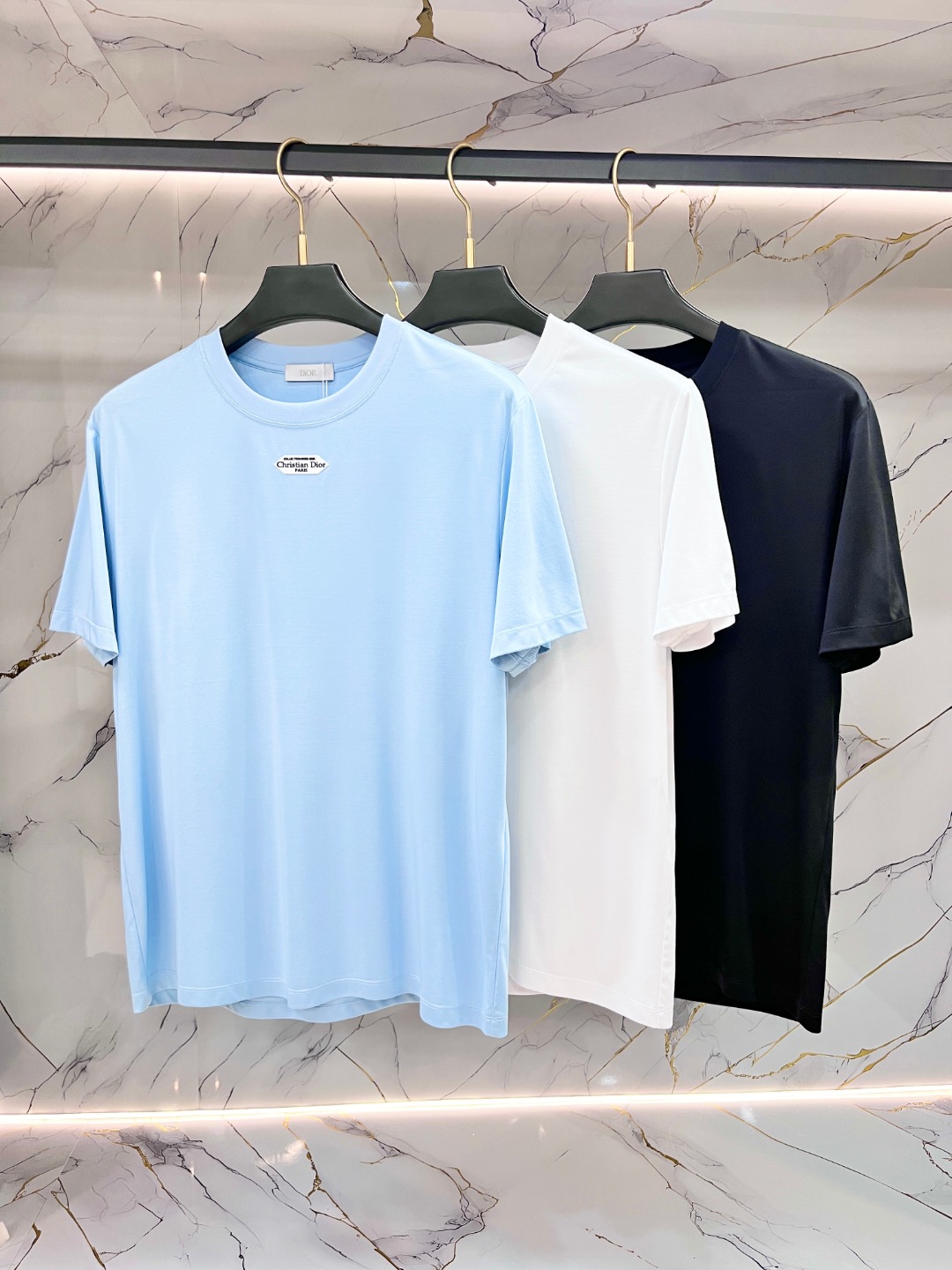 NO:844694,DIOR Dior spring and summer new style debuts the latest short-sleeved round neck T-shirt, high-end customization, avant-garde and fashionable design!  Brand logo heavy craftsmanship printing design. Comfortable to wear. Exquisite stitching. Fine workmanship. The upper body effect is incomparably handsome!  Same style for men and women!  Size M-3XL,,dior,dior,T-shirt,tees,t-shirt,19860909DIOR 迪奥 春夏新款首发最新款短袖圆领T恤 高端订制 设计前卫时尚！品牌logo重工艺印花设计 .穿着舒适.级别精致车线.做工精细.上身效果无敌帅气！男女同款！码数M-3XL,,dior,dior,T-shirt,tees，t-shirt,,Men's clothing