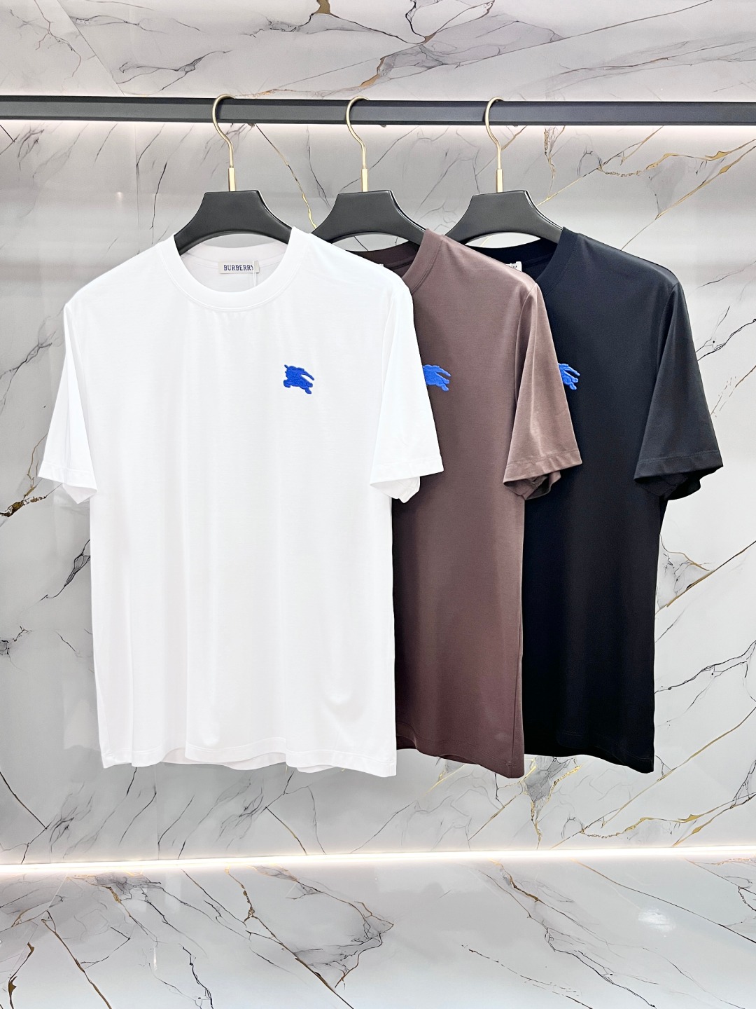 NO:844703,Burberry spring and summer new model debuts the latest short-sleeved round neck T-shirt, high-end custom design, avant-garde and fashionable!  Brand logo heavy craftsmanship printing design. Comfortable to wear. Exquisite stitching. Fine workmanship. The upper body effect is incomparably handsome!  Same style for men and women!  Size M-3XL,,burberry,burberry,T-shirt,tees,t-shirt,19860909Burberry 巴宝莉 春夏新款首发最新款短袖圆领T恤 高端订制 设计前卫时尚！品牌logo重工艺印花设计 .穿着舒适.级别精致车线.做工精细.上身效果无敌帅气！男女同款！码数M-3XL,,burberry,burberry,T-shirt,tees，t-shirt,,Men's clothing