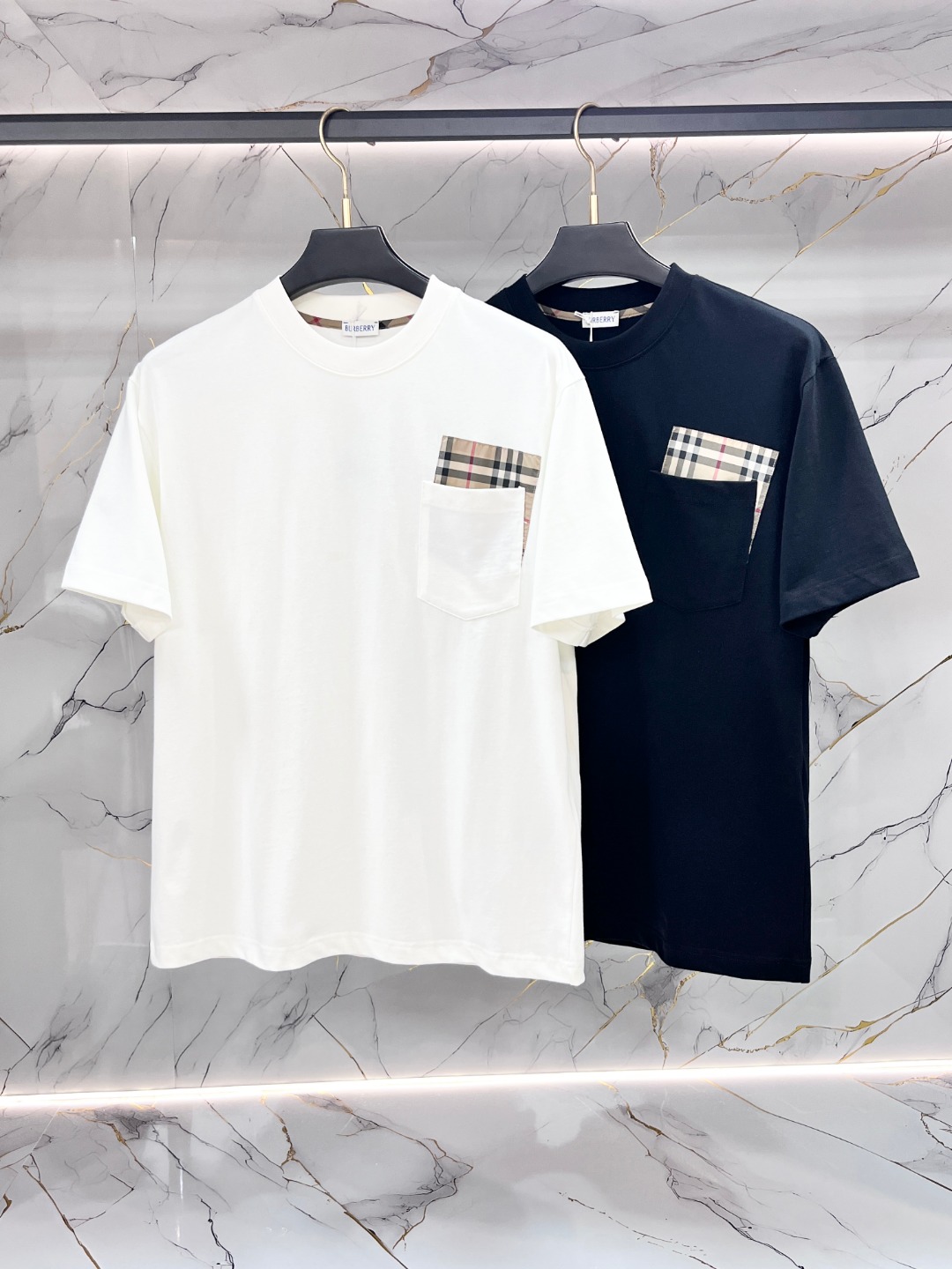 NO:844733,Burberry's Max XL can wear up to 200 pounds. Top round neck casual short sleeves. Top version. High-end customized versatile style. Anyone can easily control it. Fully customized fabric. The latest logo design of the luxury classic brand on the chest. It is very classy and a must-have for those who know their stuff!  The tailoring is slim-fitting, very refined, shows off aura, and highlights the sophistication of business men. This is unique, it has just the right amount of slim fit, and the upper body effect is great!  Sizes XS-XL (counter sizes are equivalent to M-3XL),,burberry,burberry,T-shirt,19860909Burberry 巴宝莉 胖哥福音最大XL可穿200斤 顶级圆领休闲短袖 顶级版本 高级定制百搭款式 任何人都可以轻松驾驭 面料全订制工艺 胸前奢华经典品牌最新logo设计,非常显档次懂货的必须入！版型剪裁属于修身款 非常精致,显气场,又会凸显商务男士的精致,这就是独到之处,恰到好处的修身,上身效果非常赞！尺码XS-XL（专柜码等同M-3XL）,,burberry,burberry,T-shirt,,Men's clothing