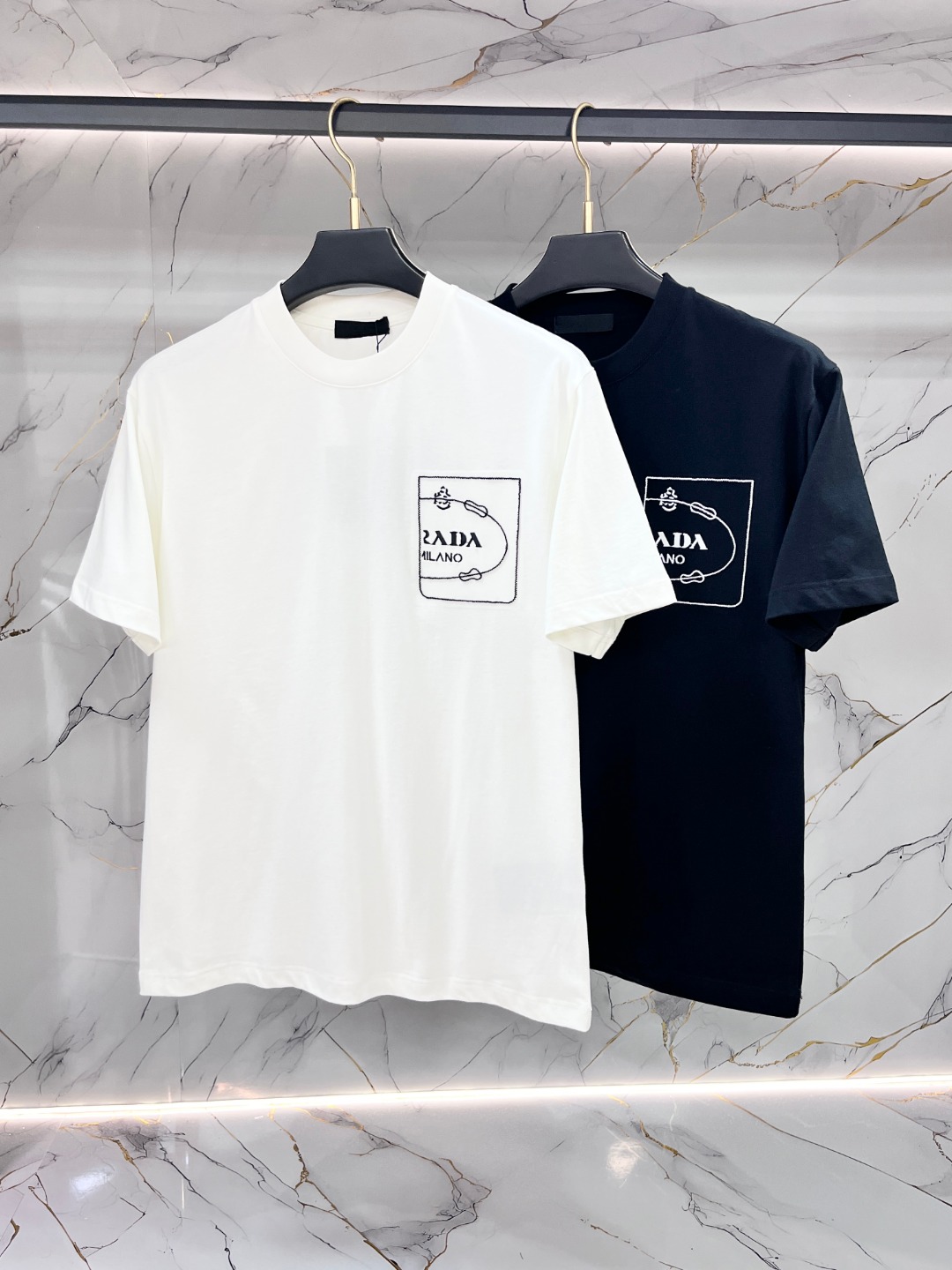NO:844723,Prada Prada's Fat Brother's Gospel can be worn up to 200 pounds in XL. Top round neck casual short sleeves. Top version. High-end customization and versatile style. Anyone can easily control it. The fabric is fully customized. The latest logo design of the luxury classic brand on the chest is very classy and a must-have for those who know their stuff!  The tailoring is slim-fitting, very refined, shows off aura, and highlights the sophistication of business men. This is unique, it has just the right amount of slim fit, and the upper body effect is great!  Sizes XS-XL (counter sizes are equivalent to M-3XL), prada, prada, T-shirt,19860909Prada 普拉达 胖哥福音最大XL可穿200斤 顶级圆领休闲短袖 顶级版本 高级定制百搭款式 任何人都可以轻松驾驭 面料全订制工艺 胸前奢华经典品牌最新logo设计,非常显档次懂货的必须入！版型剪裁属于修身款 非常精致,显气场,又会凸显商务男士的精致,这就是独到之处,恰到好处的修身,上身效果非常赞！尺码XS-XL（专柜码等同M-3XL）,,prada,prada,T-shirt,,Men's clothing