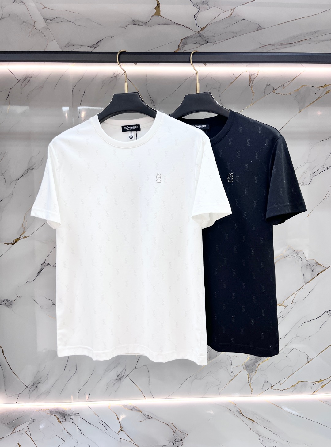 NO:844715,YSL Yves Saint Laurent's new spring and summer new style debuts the latest short-sleeved round neck T-shirt, high-end custom design, avant-garde and fashionable!  Brand logo heavy craftsmanship printing design. Comfortable to wear. Exquisite stitching. Fine workmanship. The upper body effect is incomparably handsome!  Size M-3XL,,saint laurent,saint laurent,T-shirt,tees,t-shirt,19860909YSL 圣罗兰 春夏新款首发最新款短袖圆领T恤 高端订制 设计前卫时尚！品牌logo重工艺印花设计 .穿着舒适.级别精致车线.做工精细.上身效果无敌帅气！码数M-3XL,,saint laurent,saint laurent,T-shirt,tees，t-shirt,,Men's clothing