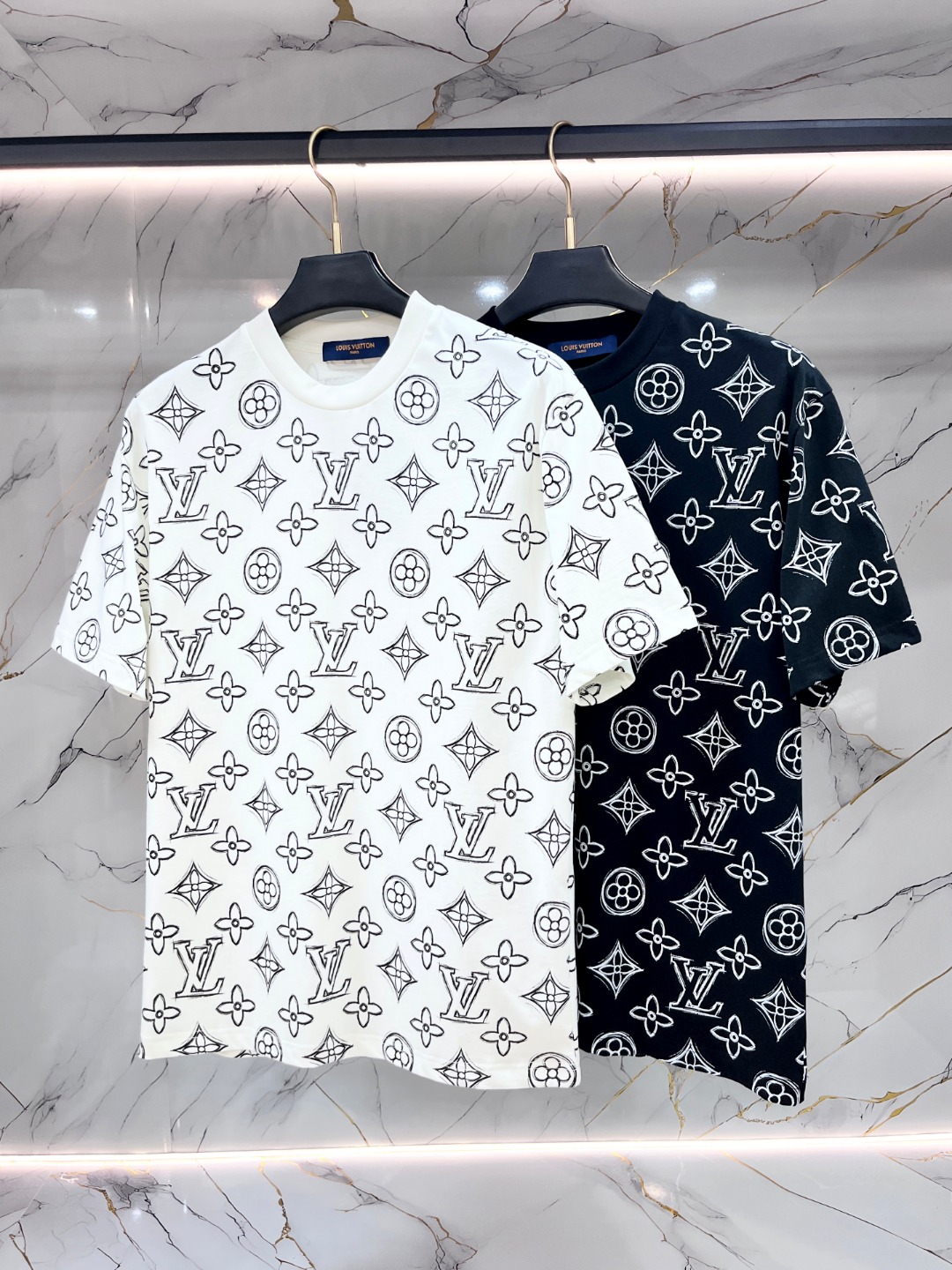 NO:844720,LV Louis Vuitton's Fat Brother's Gospel can be worn up to 200 pounds in XL, top round neck casual short sleeves, top version, advanced customization and versatile style, anyone can easily control it, fully customized fabrics, the latest logo design of luxury classic brands on the chest, very classy and a must-have for those who know their stuff!  The tailoring is slim-fitting, very refined, shows off aura, and highlights the sophistication of business men. This is unique, it has just the right amount of slim fit, and the upper body effect is great!  Sizes XS-XL (counter sizes are equivalent to M-3XL),, louis vuitton, louis vuitton, T-shirt,19860909LV 路易威登 胖哥福音最大XL可穿200斤 顶级圆领休闲短袖 顶级版本 高级定制百搭款式 任何人都可以轻松驾驭 面料全订制工艺 胸前奢华经典品牌最新logo设计,非常显档次懂货的必须入！版型剪裁属于修身款 非常精致,显气场,又会凸显商务男士的精致,这就是独到之处,恰到好处的修身,上身效果非常赞！尺码XS-XL（专柜码等同M-3XL）,,louis vuitton,louis vuitton,T-shirt,,Men's clothing