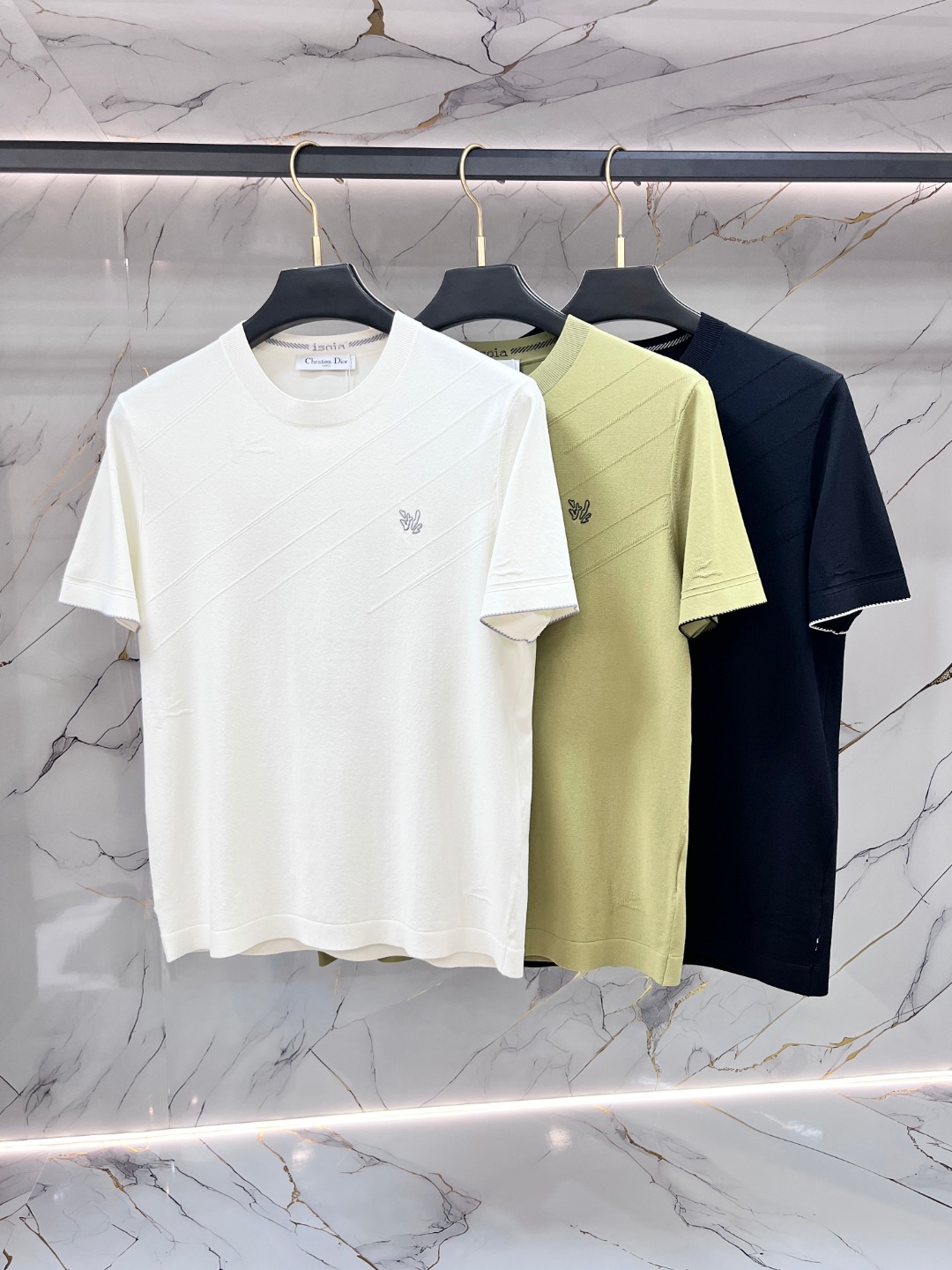 NO:844719,DIOR Dior spring and summer new model debuts the latest short-sleeved Yilite ice silk round neck knitted T-shirt, high-end customization, avant-garde and fashionable design!  The brand logo is designed with heavy craftsmanship printing, using original mercerized fabrics, which are comfortable to wear. Exquisite stitching. Fine workmanship. The upper body effect is incomparably handsome!  A must-have item for a stylish man!  Size M-3XL,,dior,dior,T-shirt,tees,t-shirt,19860909DIOR 迪奥 春夏新款首发最新款短袖伊力特冰丝圆领针织T恤 高端订制 设计前卫时尚！品牌logo重工艺印花设计,采用原版丝光面料,穿着舒适.级别精致车线.做工精细.上身效果无敌帅气！型男必备单品！ 码数M-3XL,,dior,dior,T-shirt,tees，t-shirt,,Men's clothing