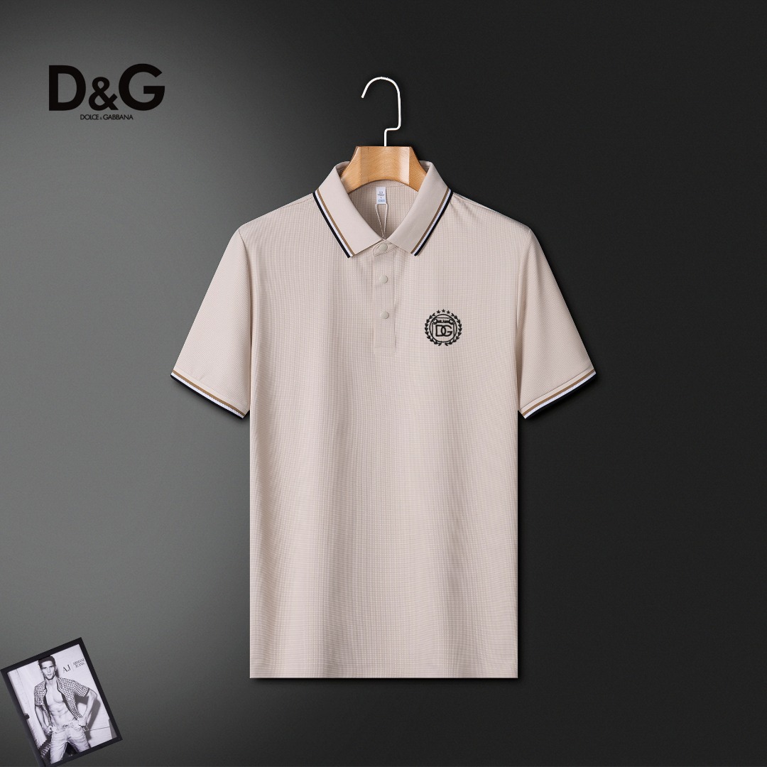 NO:844647,DG Dolce & Gabbana new spring and summer short-sleeved lapel polo shirt T-shirt~ Avant-garde design!  Customized mercerized pique cotton, soft to the touch!  Comfortable to wear ~ embroidered brand logo craft design!  Buttons with logo design, versatile business and casual style, allowing you to perfectly combine fashion, leisure and business!  A must-have item for trendy men!  The upper body is so handsome!  Standard size M-4XL,,Dolce&Gabbana,T-shirt,tees,t-shirt,19860909DG 杜嘉班纳 春夏新款短袖翻领polo衫T恤～ 设计前卫！订制丝光珠地棉、手感柔软！穿着舒适～刺绣品牌logo工艺设计 ！纽扣带logo设计、百搭商务休闲款 让您时尚休闲与商务完美结合！潮男必备单品 ！上身帅爆！标准码数M-4XL,,Dolce&Gabbana,T-shirt,tees，t-shirt,,Men's clothing