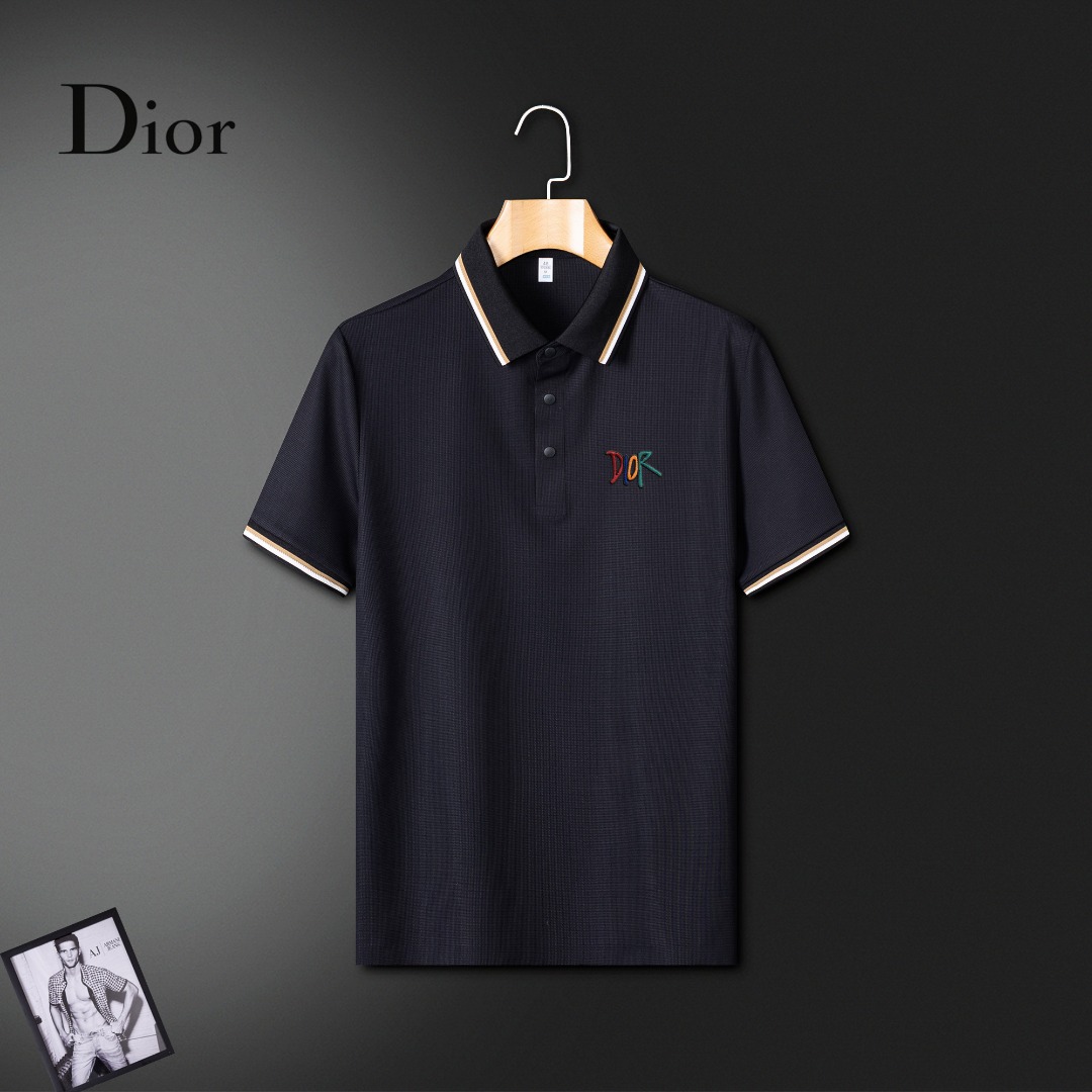 NO:844651,DIOR Dior's new spring and summer short-sleeved lapel polo shirt T-shirt~ Avant-garde design!  Customized mercerized pique cotton, soft to the touch!  Comfortable to wear ~ embroidered brand logo craft design!  Buttons with logo design, versatile business and casual style, allowing you to perfectly combine fashion, leisure and business!  A must-have item for trendy men!  The upper body is so handsome!  Standard size M-4XL,,dior,dior,T-shirt,tees,t-shirt,19860909DIOR 迪奥 春夏新款短袖翻领polo衫T恤～ 设计前卫！订制丝光珠地棉、手感柔软！穿着舒适～刺绣品牌logo工艺设计 ！纽扣带logo设计、百搭商务休闲款 让您时尚休闲与商务完美结合！潮男必备单品 ！上身帅爆！标准码数M-4XL,,dior,dior,T-shirt,tees，t-shirt,,Men's clothing
