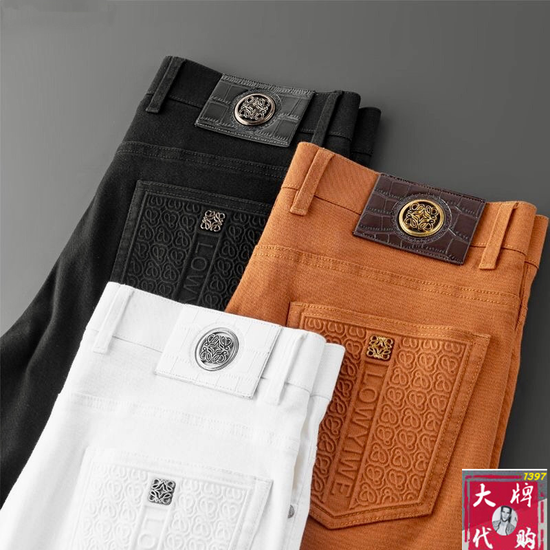 NO:847115,[Loewe Loewe] Spring and summer new style, new taste and value sharing, popular casual pants, very comfortable to wear, low-key yet luxurious, very classy to wear, the style and tailoring of the pants needless to say, the upper body is exquisite and vivid. Real first-class top quality casual pants, truly palace-level casual pants, using Turkish cotton to produce the most famous denim fabric. The quality is outstanding, and after heavy washing, the pants are very soft!  The straight-leg version is not picky and the upper body is absolutely stylish. The expert design is extremely luxurious.  Code number 29-40,,loewe,loewe,19860909【 Loewe 罗意威】 春夏季新款 全新品味与价值共享 爆款休闲裤 身穿着非常舒适 低调不失奢华 穿出去非常有档次,裤型款式和裁剪亦无需多言 上身精致跃然.真正一等一顶级质料 真正殿堂级的休闲裤,选用土耳其的棉花 生产出最有名的单宁布 品质卓然,经过重水洗使得裤子很柔软！直脚的版型 不挑人 上身绝对的有型 达人设计 极度奢华． 码数29-40,,loewe,loewe,,Men's clothing