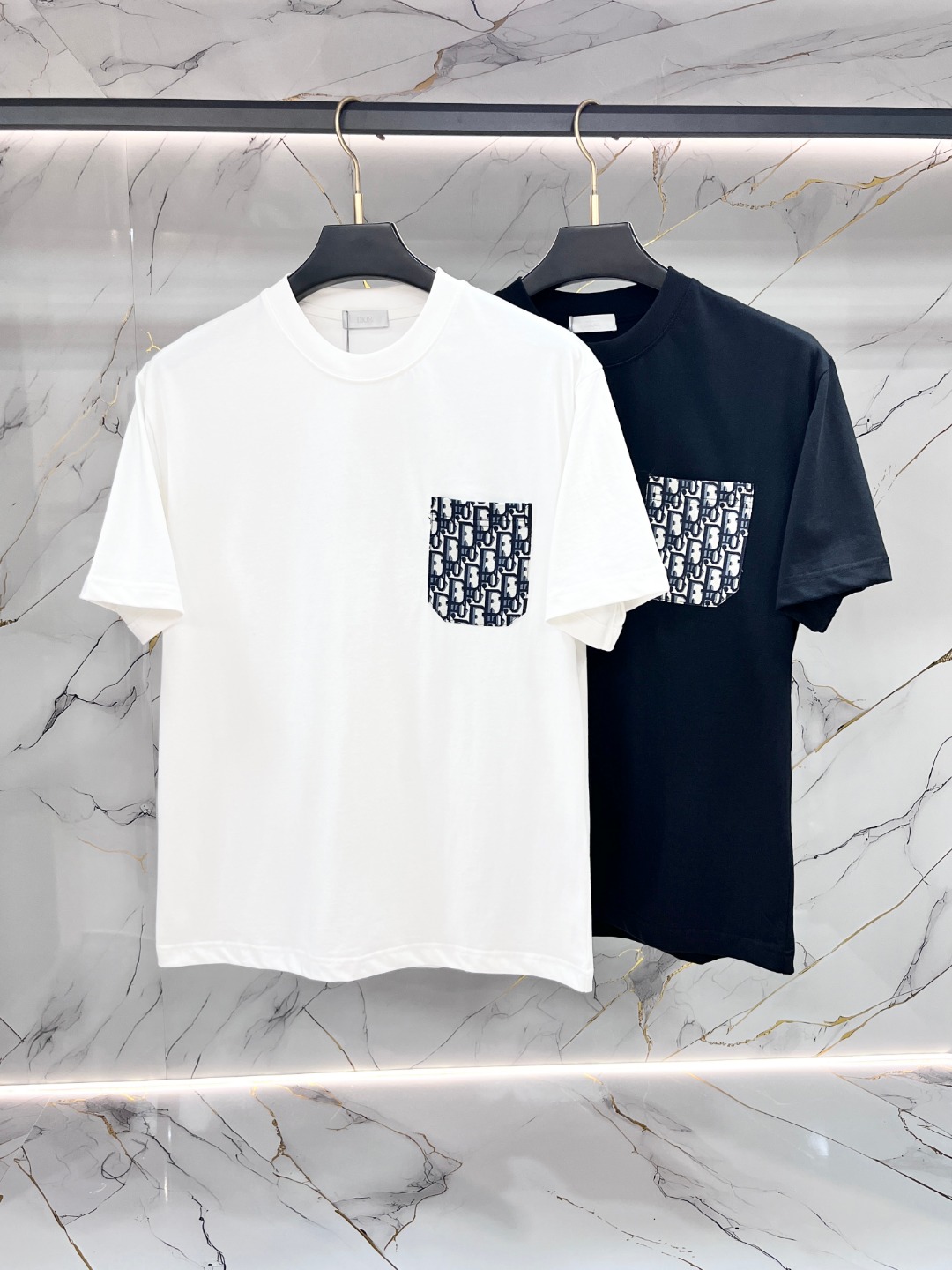 NO:847129,Loewe Luo Yiwei's Max XL can wear up to 200 pounds. Top-notch casual short-sleeved round neck. Top version. High-end customized versatile style. Anyone can easily control it. The fabric is fully customized. The latest logo design of the luxury classic brand on the chest. It is very classy and a must-have for those who know the goods!  The tailoring is slim-fitting, very refined, shows off aura, and highlights the sophistication of business men. This is unique, it has just the right amount of slim fit, and the upper body effect is great!  Sizes XS-XL (counter sizes are equivalent to M-3XL),,loewe,loewe,T-shirt,19860909Loewe 罗意威 胖哥福音最大XL可穿200斤 顶级圆领休闲短袖 顶级版本 高级定制百搭款式 任何人都可以轻松驾驭 面料全订制工艺 胸前奢华经典品牌最新logo设计,非常显档次懂货的必须入！版型剪裁属于修身款 非常精致,显气场,又会凸显商务男士的精致,这就是独到之处,恰到好处的修身,上身效果非常赞！尺码XS-XL（专柜码等同M-3XL）,,loewe,loewe,T-shirt,,Men's clothing