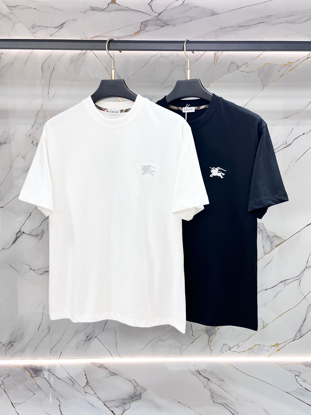 NO:847132,Burberry's Max XL can wear up to 200 pounds. Top round neck casual short sleeves. Top version. High-end customized versatile style. Anyone can easily control it. Fully customized fabric. The latest logo design of the luxury classic brand on the chest. It is very classy and a must-have for those who know their stuff!  The tailoring is slim-fitting, very refined, shows off aura, and highlights the sophistication of business men. This is unique, it has just the right amount of slim fit, and the upper body effect is great!  Sizes XS-XL (counter sizes are equivalent to M-3XL),,burberry,burberry,T-shirt,19860909Burberry 巴宝莉 胖哥福音最大XL可穿200斤 顶级圆领休闲短袖 顶级版本 高级定制百搭款式 任何人都可以轻松驾驭 面料全订制工艺 胸前奢华经典品牌最新logo设计,非常显档次懂货的必须入！版型剪裁属于修身款 非常精致,显气场,又会凸显商务男士的精致,这就是独到之处,恰到好处的修身,上身效果非常赞！尺码XS-XL（专柜码等同M-3XL）,,burberry,burberry,T-shirt,,Men's clothing