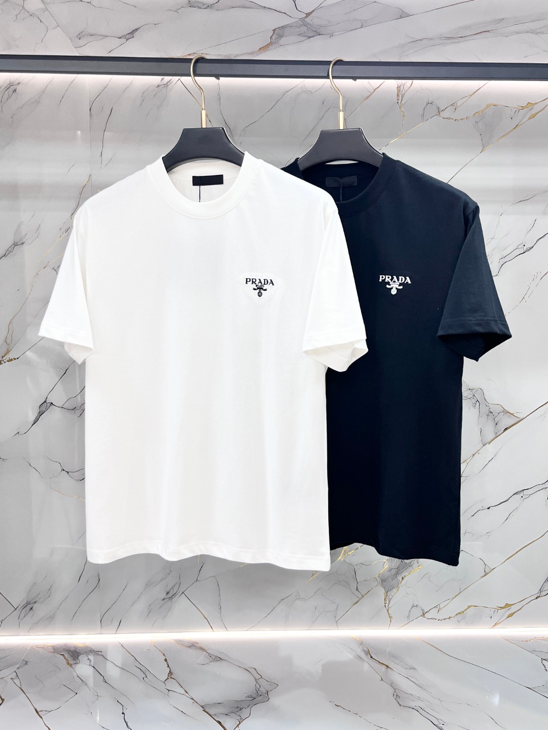 NO:847135,Prada Prada's Max XL can wear up to 200 pounds. Top round neck casual short sleeves. Top version. High-end customization and versatile style. Anyone can easily control it. Fully customized fabric. The latest logo design of the luxury classic brand on the chest. It is very classy and a must-have for those who know their stuff!  The tailoring is slim-fitting, very refined, shows off aura, and highlights the sophistication of business men. This is unique, it has just the right amount of slim fit, and the upper body effect is great!  Sizes XS-XL (counter sizes are equivalent to M-3XL), prada, prada, T-shirt,19860909Prada 普拉达 胖哥福音最大XL可穿200斤 顶级圆领休闲短袖 顶级版本 高级定制百搭款式 任何人都可以轻松驾驭 面料全订制工艺 胸前奢华经典品牌最新logo设计,非常显档次懂货的必须入！版型剪裁属于修身款 非常精致,显气场,又会凸显商务男士的精致,这就是独到之处,恰到好处的修身,上身效果非常赞！尺码XS-XL（专柜码等同M-3XL）,,prada,prada,T-shirt,,Men's clothing