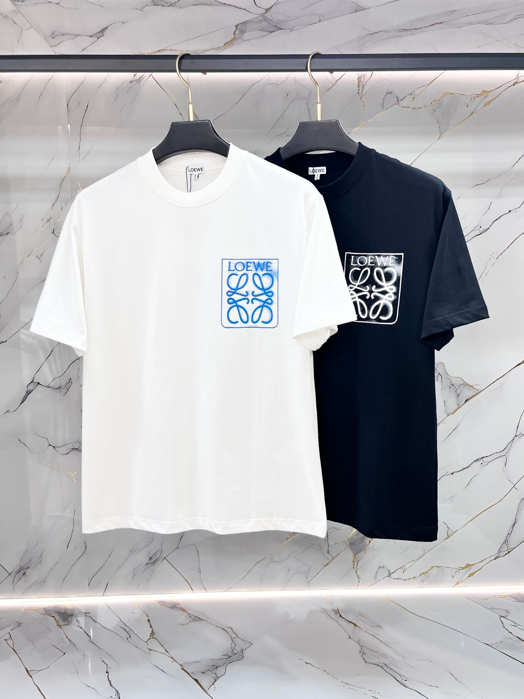 NO:847138,Loewe Luo Yiwei's Max XL can wear up to 200 pounds. Top-notch casual short-sleeved round neck. Top version. High-end customized versatile style. Anyone can easily control it. The fabric is fully customized. The latest logo design of the luxury classic brand on the chest. It is very classy and a must-have for those who know the goods!  The tailoring is slim-fitting, very refined, shows off aura, and highlights the sophistication of business men. This is unique, it has just the right amount of slim fit, and the upper body effect is great!  Sizes XS-XL (counter sizes are equivalent to M-3XL),,loewe,loewe,T-shirt,19860909Loewe 罗意威 胖哥福音最大XL可穿200斤 顶级圆领休闲短袖 顶级版本 高级定制百搭款式 任何人都可以轻松驾驭 面料全订制工艺 胸前奢华经典品牌最新logo设计,非常显档次懂货的必须入！版型剪裁属于修身款 非常精致,显气场,又会凸显商务男士的精致,这就是独到之处,恰到好处的修身,上身效果非常赞！尺码XS-XL（专柜码等同M-3XL）,,loewe,loewe,T-shirt,,Men's clothing