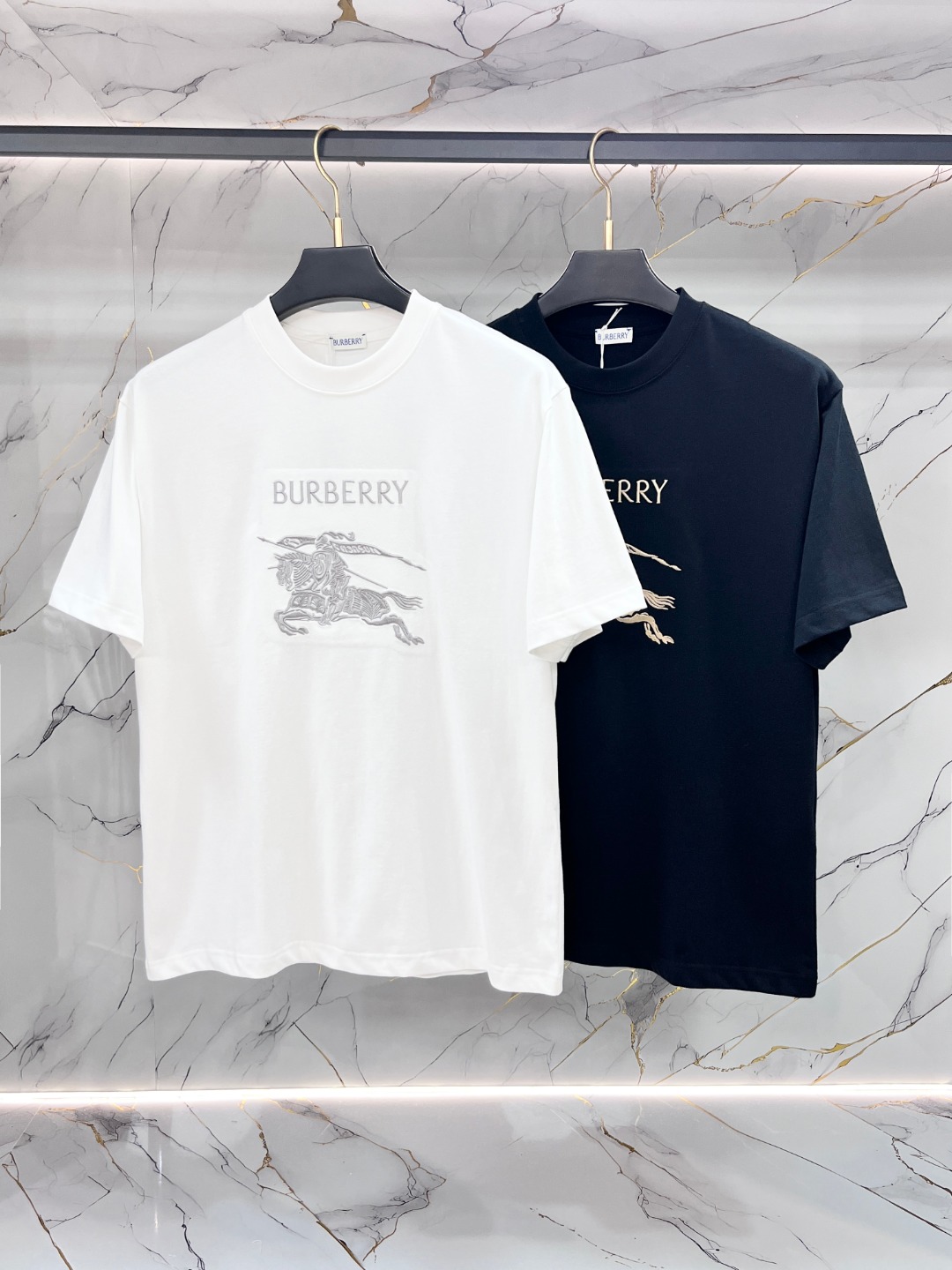 NO:847170,Burberry's Max XL can wear up to 200 pounds. Top round neck casual short sleeves. Top version. High-end customized versatile style. Anyone can easily control it. Fully customized fabric. The latest logo design of the luxury classic brand on the chest. It is very classy and a must-have for those who know their stuff!  The tailoring is slim-fitting, very refined, shows off aura, and highlights the sophistication of business men. This is unique, it has just the right amount of slim fit, and the upper body effect is great!  Sizes XS-XL (counter sizes are equivalent to M-3XL),,burberry,burberry,T-shirt,19860909Burberry 巴宝莉 胖哥福音最大XL可穿200斤 顶级圆领休闲短袖 顶级版本 高级定制百搭款式 任何人都可以轻松驾驭 面料全订制工艺 胸前奢华经典品牌最新logo设计,非常显档次懂货的必须入！版型剪裁属于修身款 非常精致,显气场,又会凸显商务男士的精致,这就是独到之处,恰到好处的修身,上身效果非常赞！尺码XS-XL（专柜码等同M-3XL）,,burberry,burberry,T-shirt,,Men's clothing