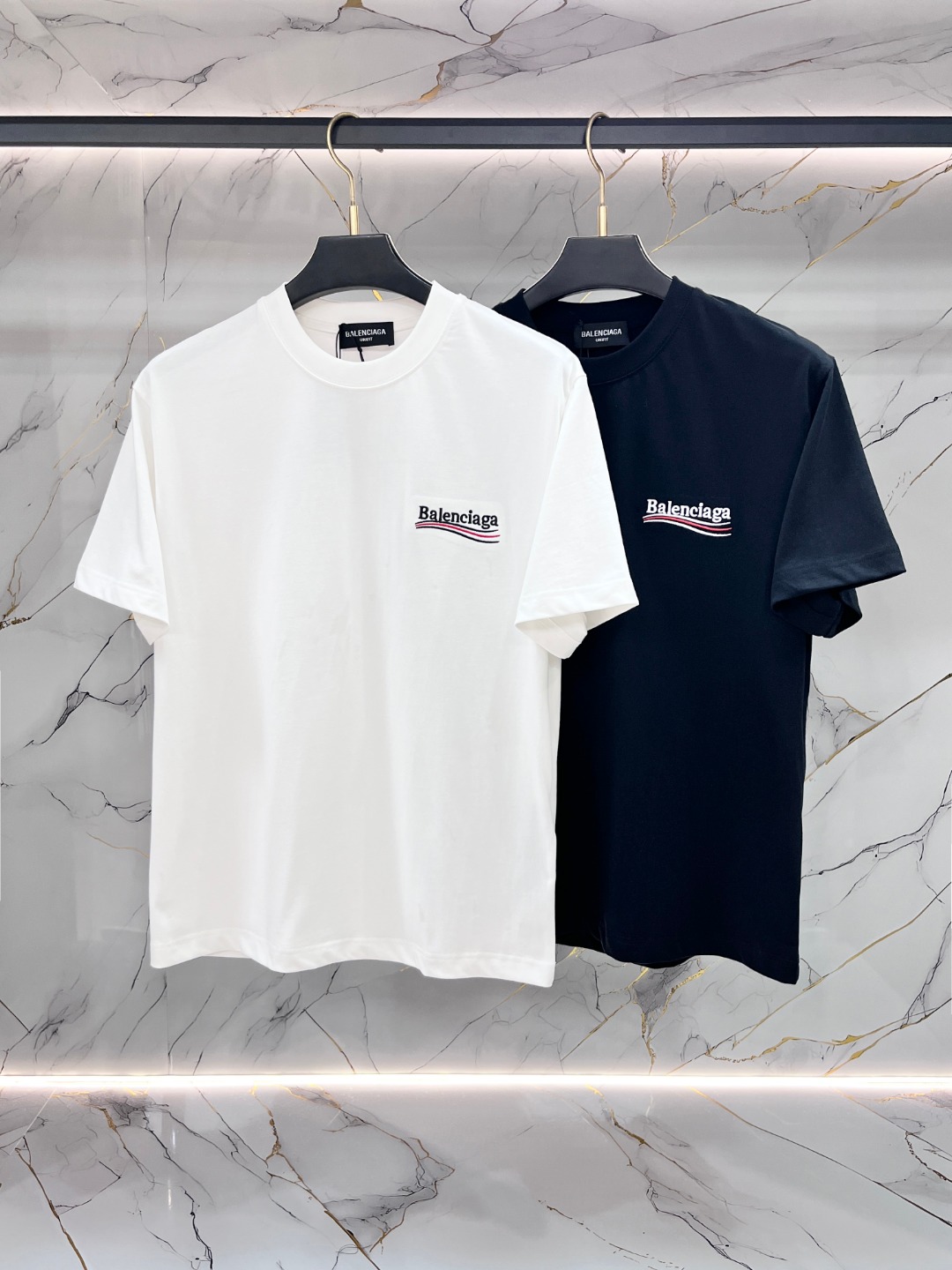 NO:847172,Balenciaga Balenciaga's gospel, the largest XL can wear 200 pounds, top round neck casual short sleeves, top version, advanced customization and versatile style, anyone can easily control it, fully customized fabrics, the latest logo design of the luxury classic brand on the chest, very classy and a must buy for those who know the goods!  The tailoring is slim-fitting, very refined, shows off aura, and highlights the sophistication of business men. This is unique, it has just the right amount of slim fit, and the upper body effect is great!  Sizes XS-XL (counter sizes are equivalent to M-3XL),,balenciaga,balenciaga,T-shirt,19860909Balenciaga 巴黎世家 胖哥福音最大XL可穿200斤 顶级圆领休闲短袖 顶级版本 高级定制百搭款式 任何人都可以轻松驾驭 面料全订制工艺 胸前奢华经典品牌最新logo设计,非常显档次懂货的必须入！版型剪裁属于修身款 非常精致,显气场,又会凸显商务男士的精致,这就是独到之处,恰到好处的修身,上身效果非常赞！尺码XS-XL（专柜码等同M-3XL）,,balenciaga,balenciaga,T-shirt,,Men's clothing