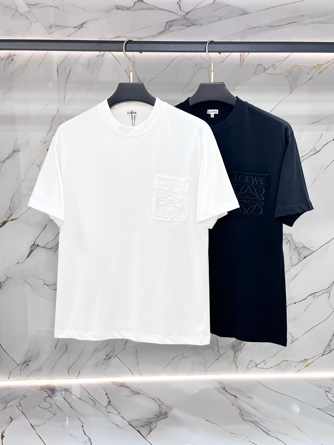 NO:847176,Loewe Luo Yiwei's Max XL can wear up to 200 pounds. Top-notch casual short-sleeved round neck. Top version. High-end customized versatile style. Anyone can easily control it. The fabric is fully customized. The latest logo design of the luxury classic brand on the chest. It is very classy and a must-have for those who know the goods!  The tailoring is slim-fitting, very refined, shows off aura, and highlights the sophistication of business men. This is unique, it has just the right amount of slim fit, and the upper body effect is great!  Sizes XS-XL (counter sizes are equivalent to M-3XL),,loewe,loewe,T-shirt,19860909Loewe 罗意威 胖哥福音最大XL可穿200斤 顶级圆领休闲短袖 顶级版本 高级定制百搭款式 任何人都可以轻松驾驭 面料全订制工艺 胸前奢华经典品牌最新logo设计,非常显档次懂货的必须入！版型剪裁属于修身款 非常精致,显气场,又会凸显商务男士的精致,这就是独到之处,恰到好处的修身,上身效果非常赞！尺码XS-XL（专柜码等同M-3XL）,,loewe,loewe,T-shirt,,Men's clothing
