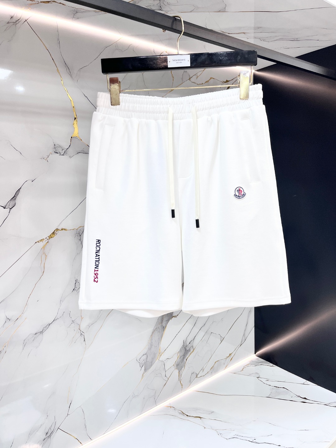 NO:847179,MONCLER new model for spring and summer, a fashion must-have, lightweight and highly elastic casual shorts, fashionable and handsome enough!  King style silhouette shows modern personality, fashion and charm. Original logo. Comfortable, soft and elastic. Standard size M-3XL,,Moncler,shorts,19860909MONCLER 蒙口春夏新款 时尚必备品 轻盈高弹休闲短裤时尚足够的帅！王者风范廓型 彰显出现代个性 时尚 魅力原版 logo 舒适柔软有弹性.标准码数M-3XL,,Moncler,shorts,,Men's clothing